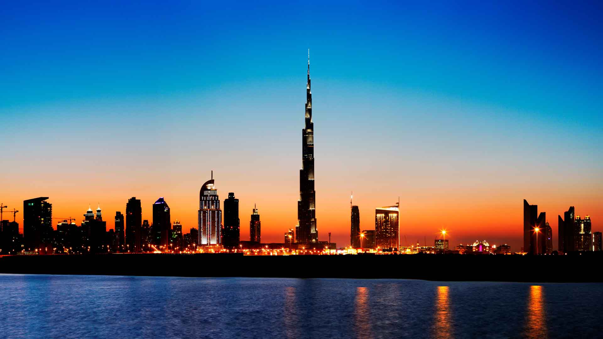 迪拜天际线与哈利法塔在日落