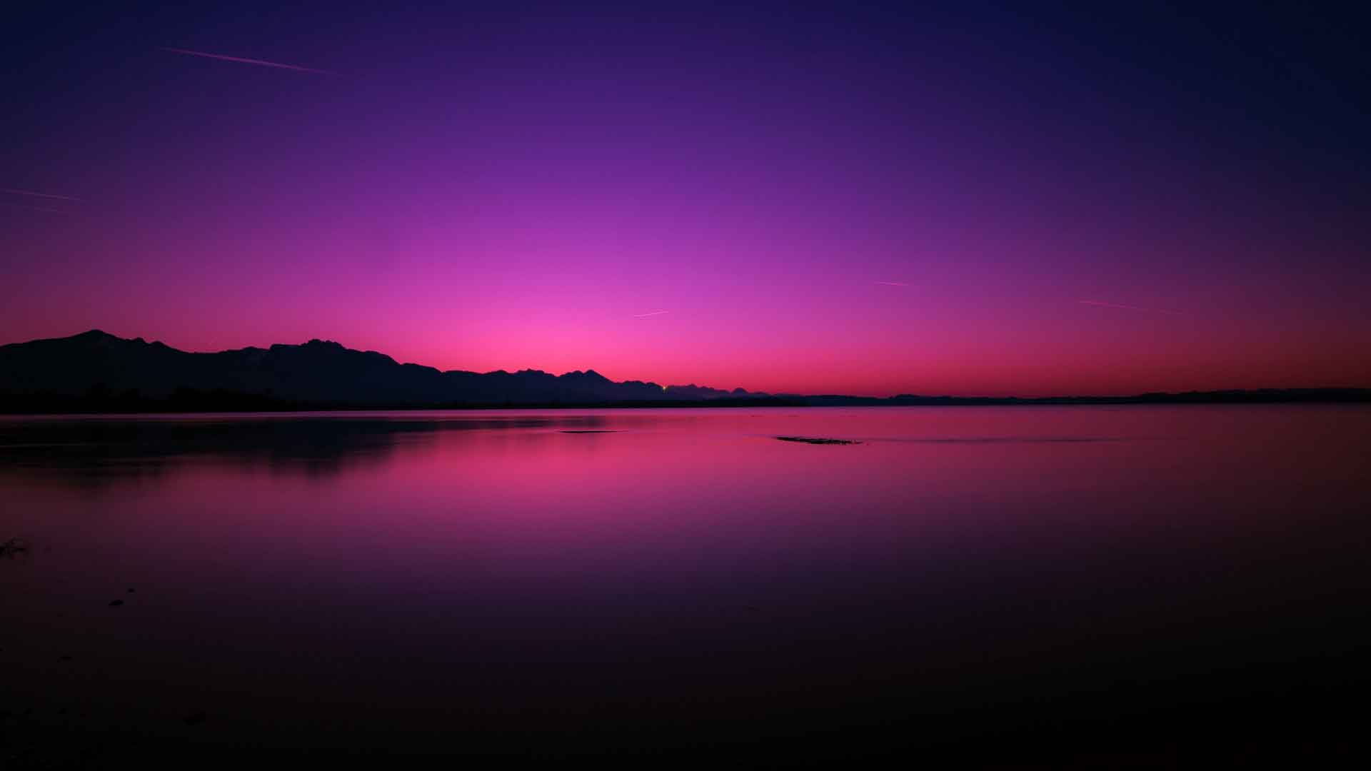 湖上美丽的日落