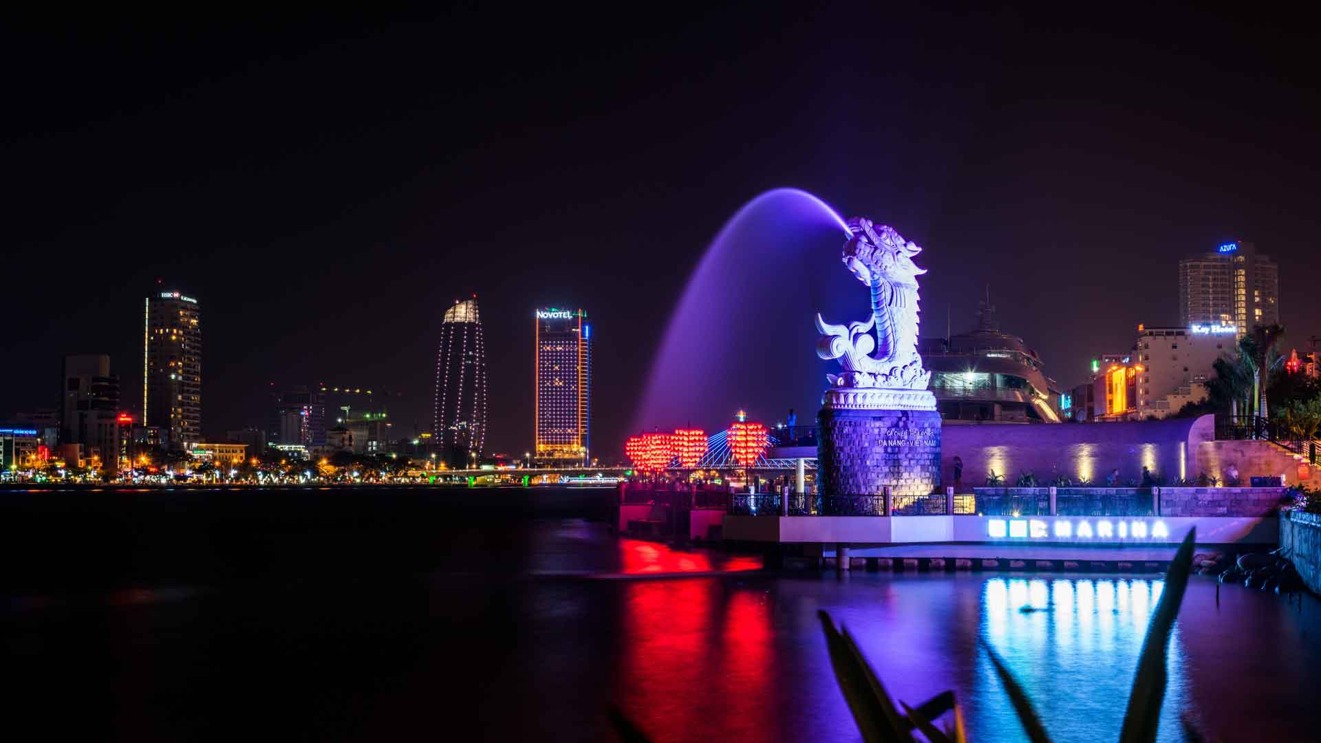 岘港和汉江的夜景