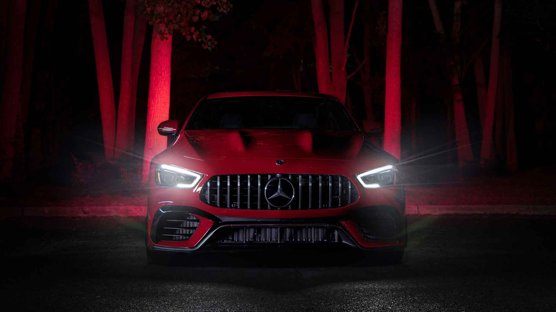 夜间森林中的红色 Mercedes-AMG GT63