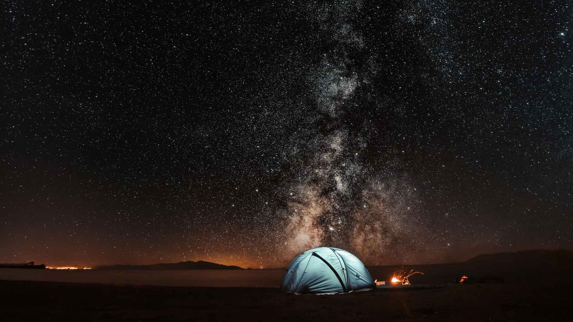 银河下的帐篷