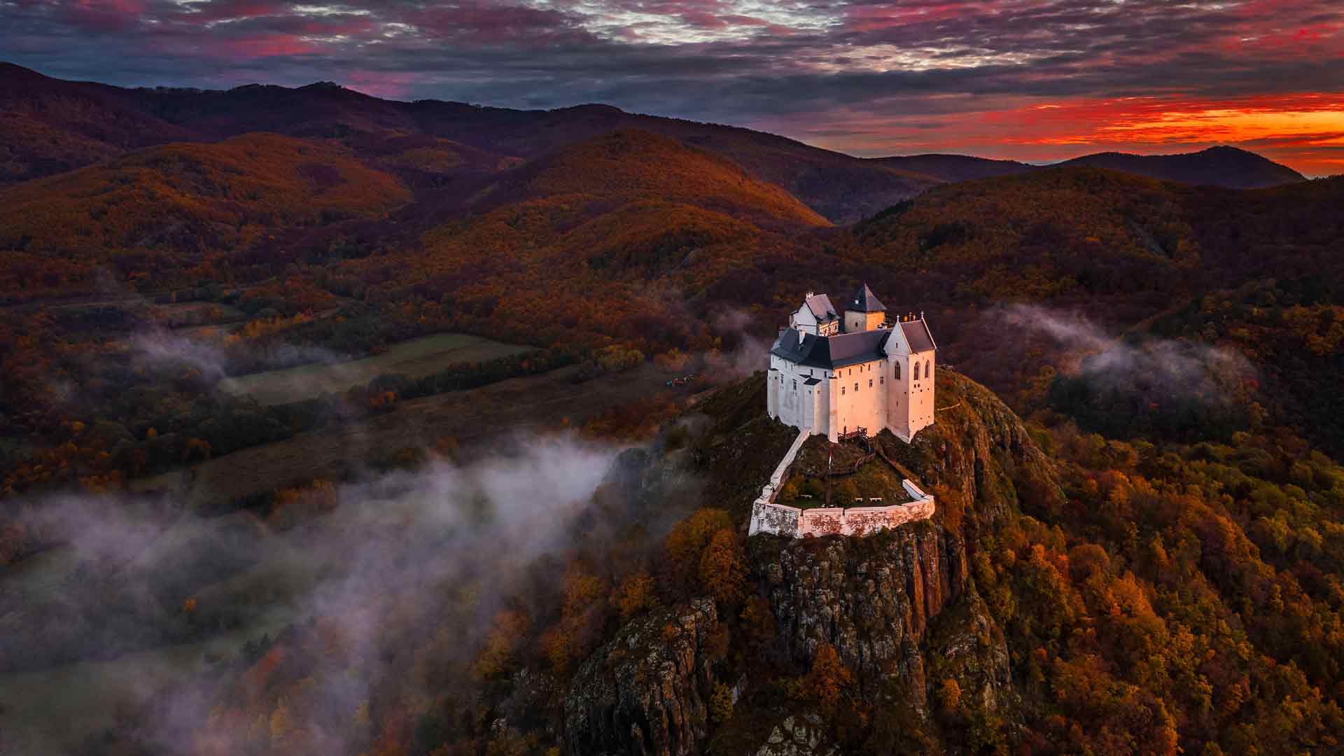 桑佩伦山上的菲泽尔城堡，匈牙利 必应壁纸