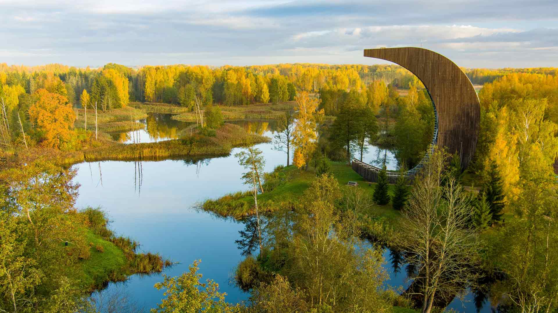 Kirkilai湖泊和瞭望塔，比尔扎伊地区公园，立陶宛 必应壁纸