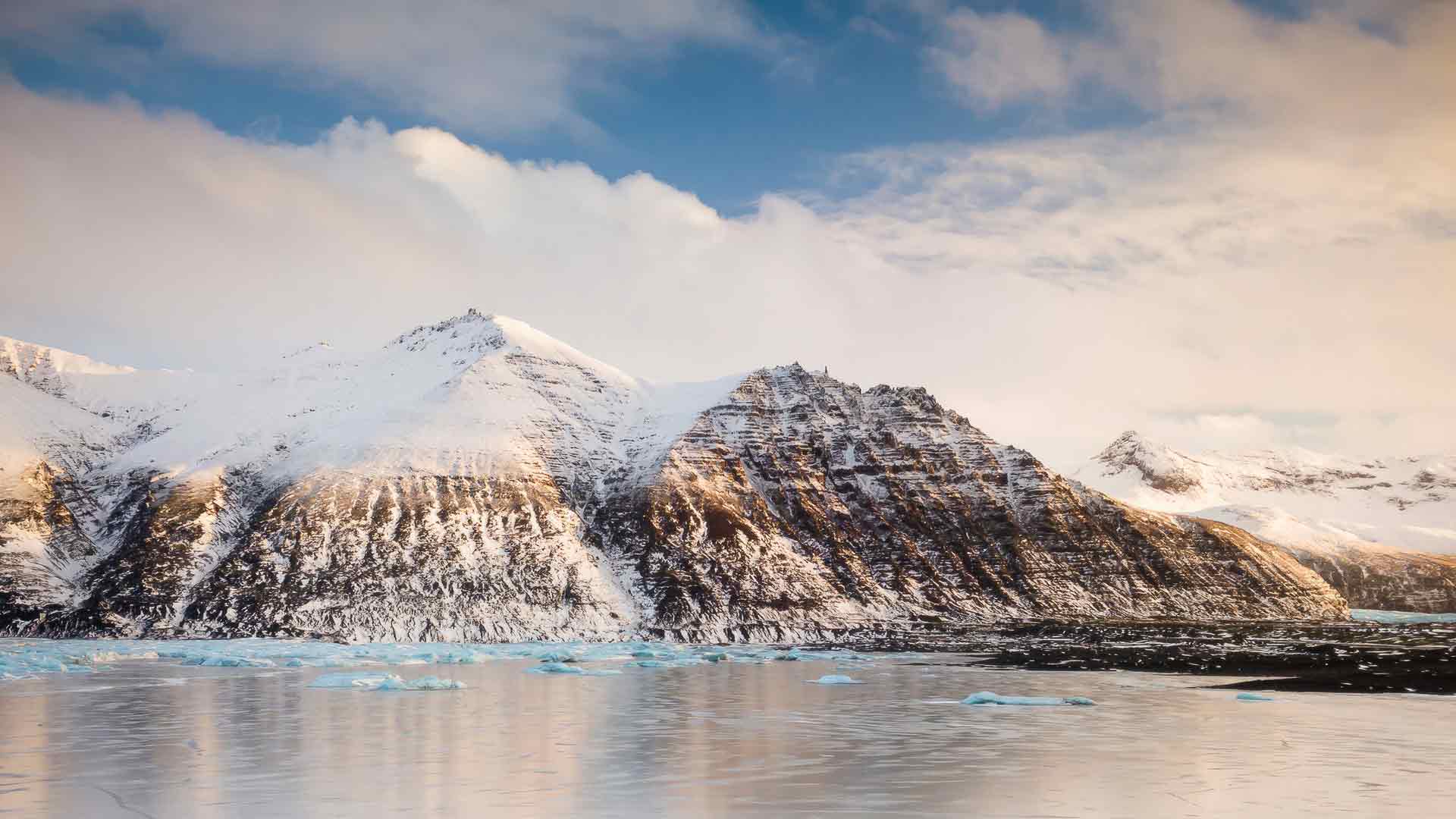 白雪覆盖的冰岛山 2K