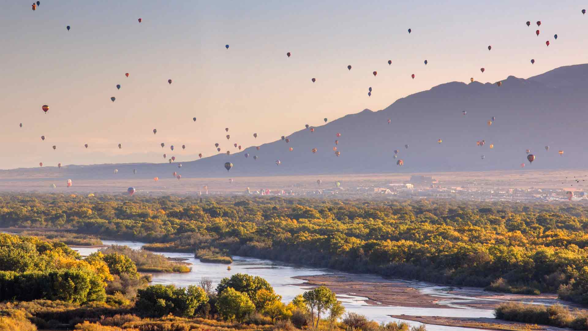 格兰德河上空的热气球，阿尔伯克基，新墨西哥州，美国