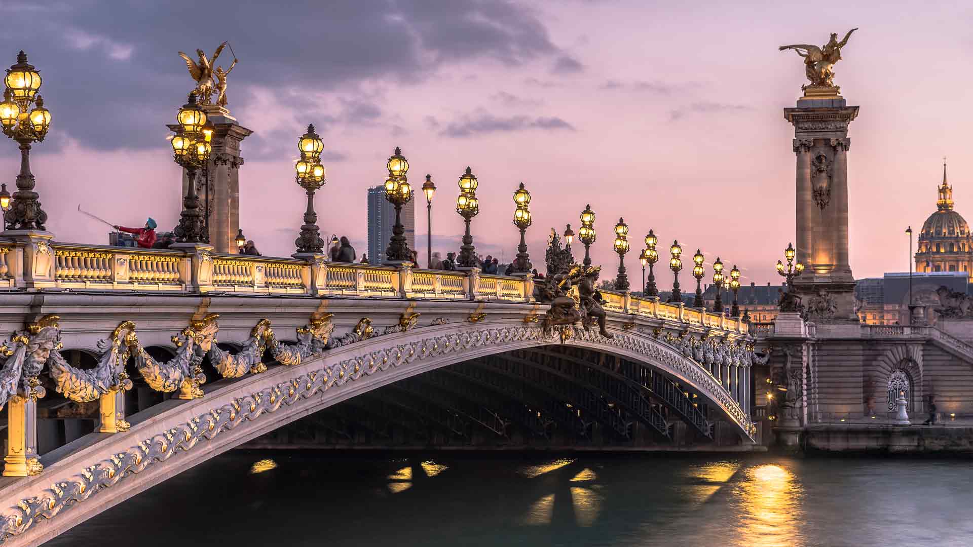 黄昏时分的亚历山大三世桥，巴黎，法国