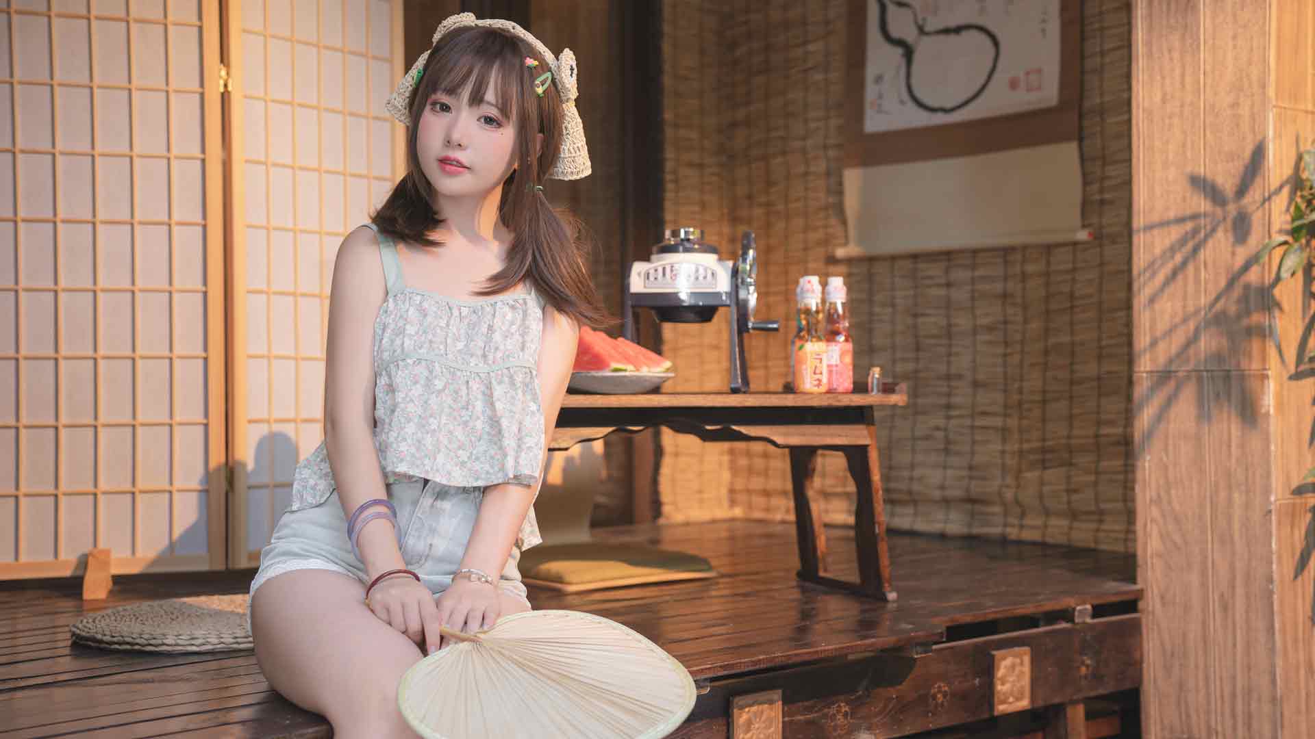 日系短发女孩，手拿蒲扇,坐在日式榻榻米上的卡哇伊牛仔短裤美女写真桌面壁纸图片