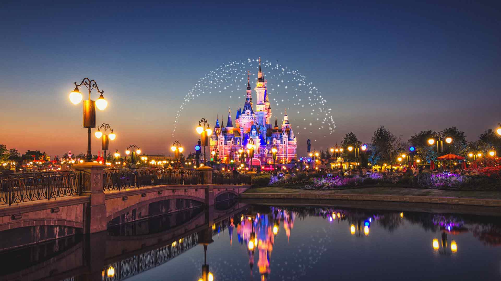 中国上海迪士尼乐园城堡夜景