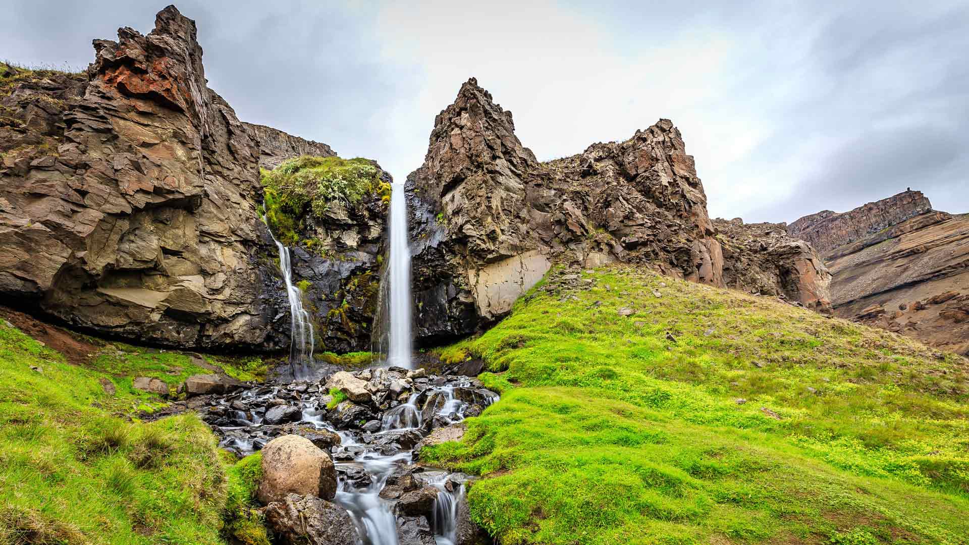 山瀑布岩石草冰岛旅游