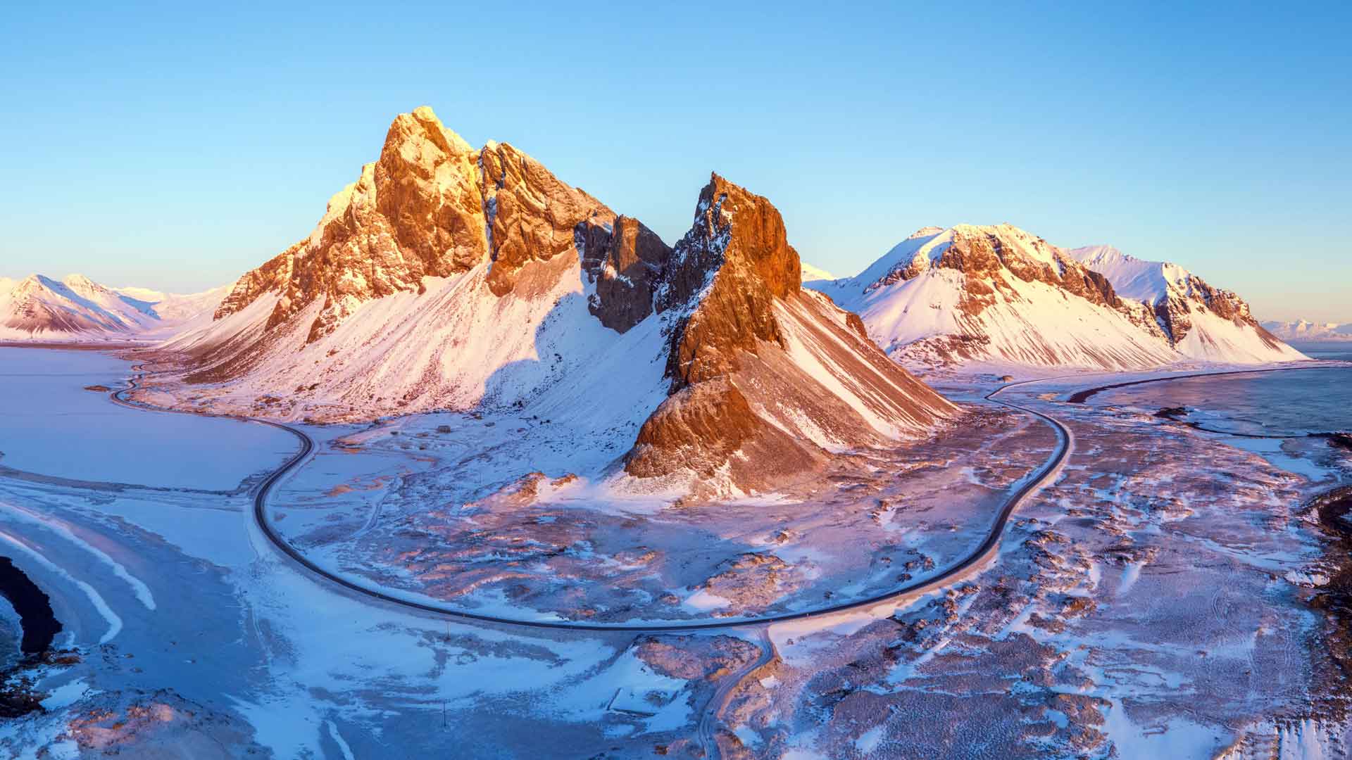 早晨的阳光令人惊叹的全景山景