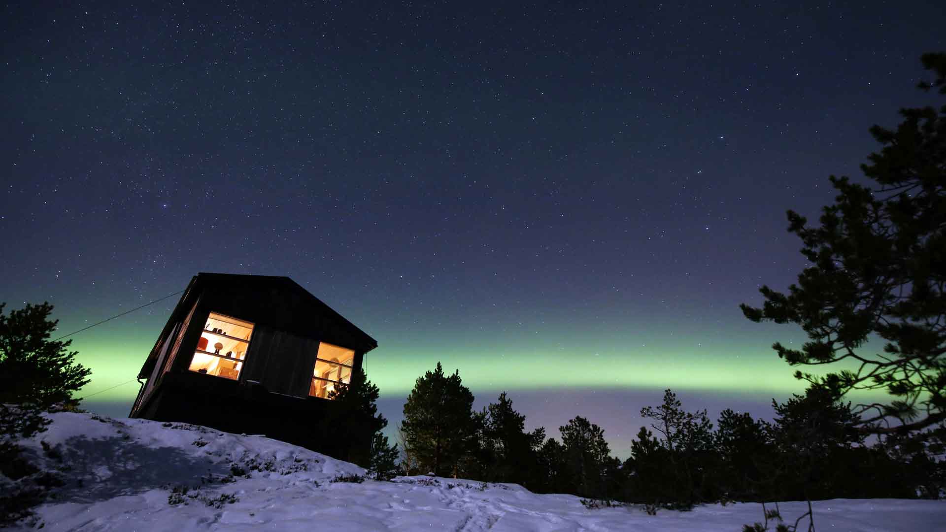 挪威小屋冬季雪景挪威绿色极光
