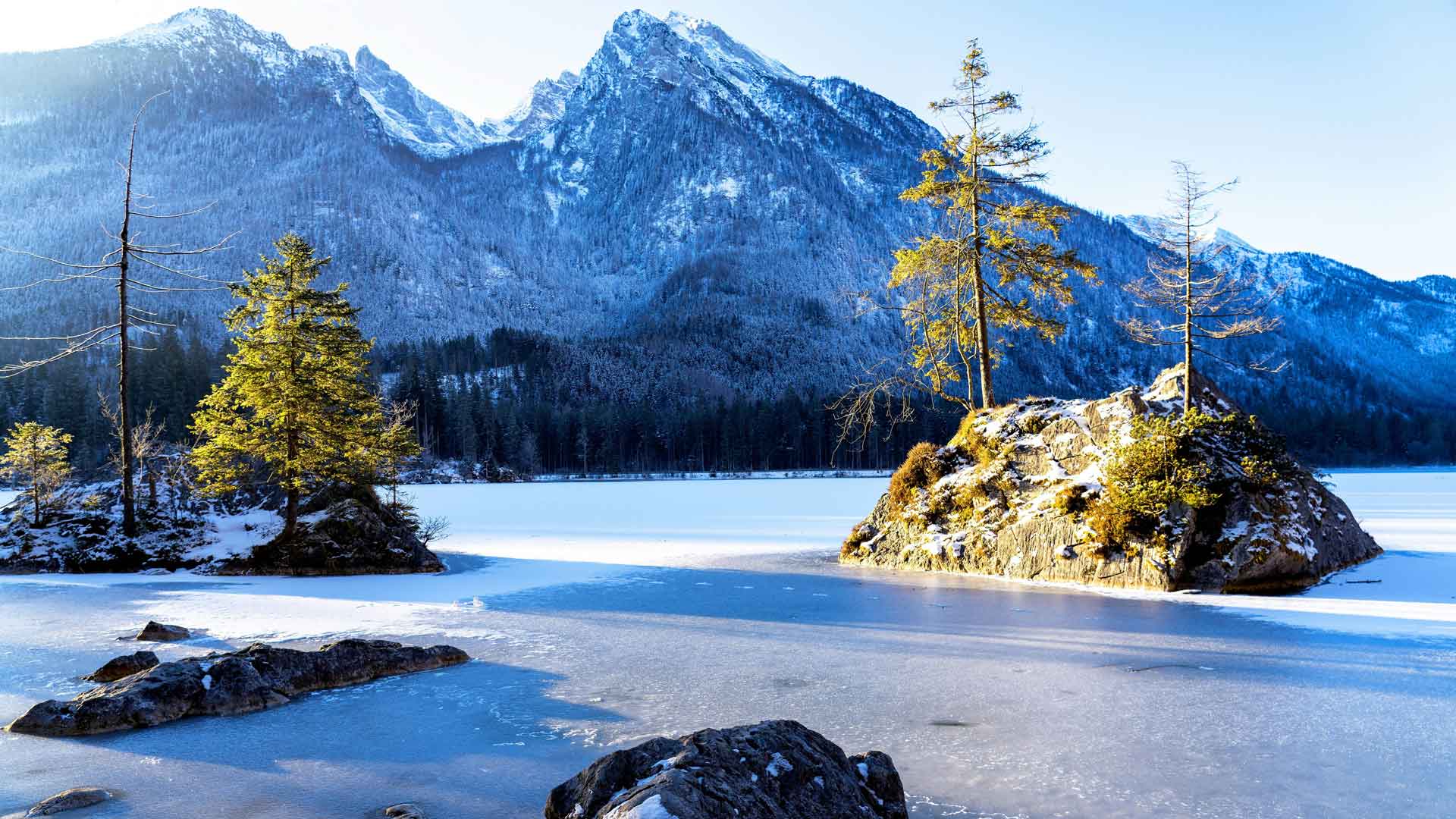 冰冻的湖泊雪山石头阳光德国