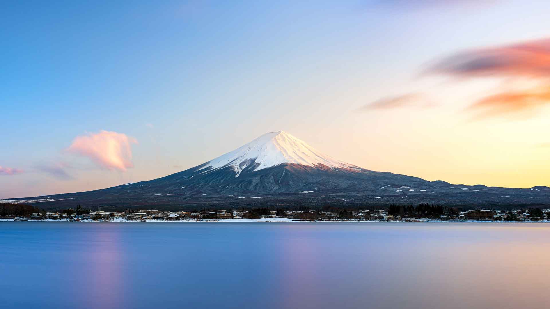 富士山倒映水面夏日夕阳日本