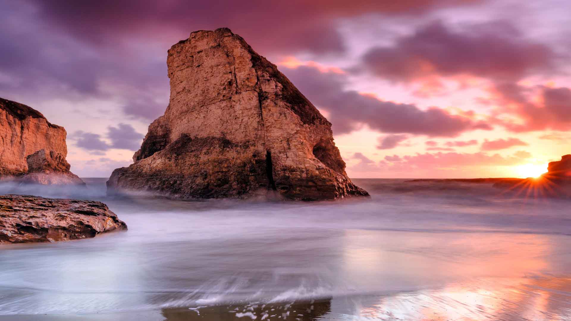 美国加利福尼亚州日落海岸海滩巨石