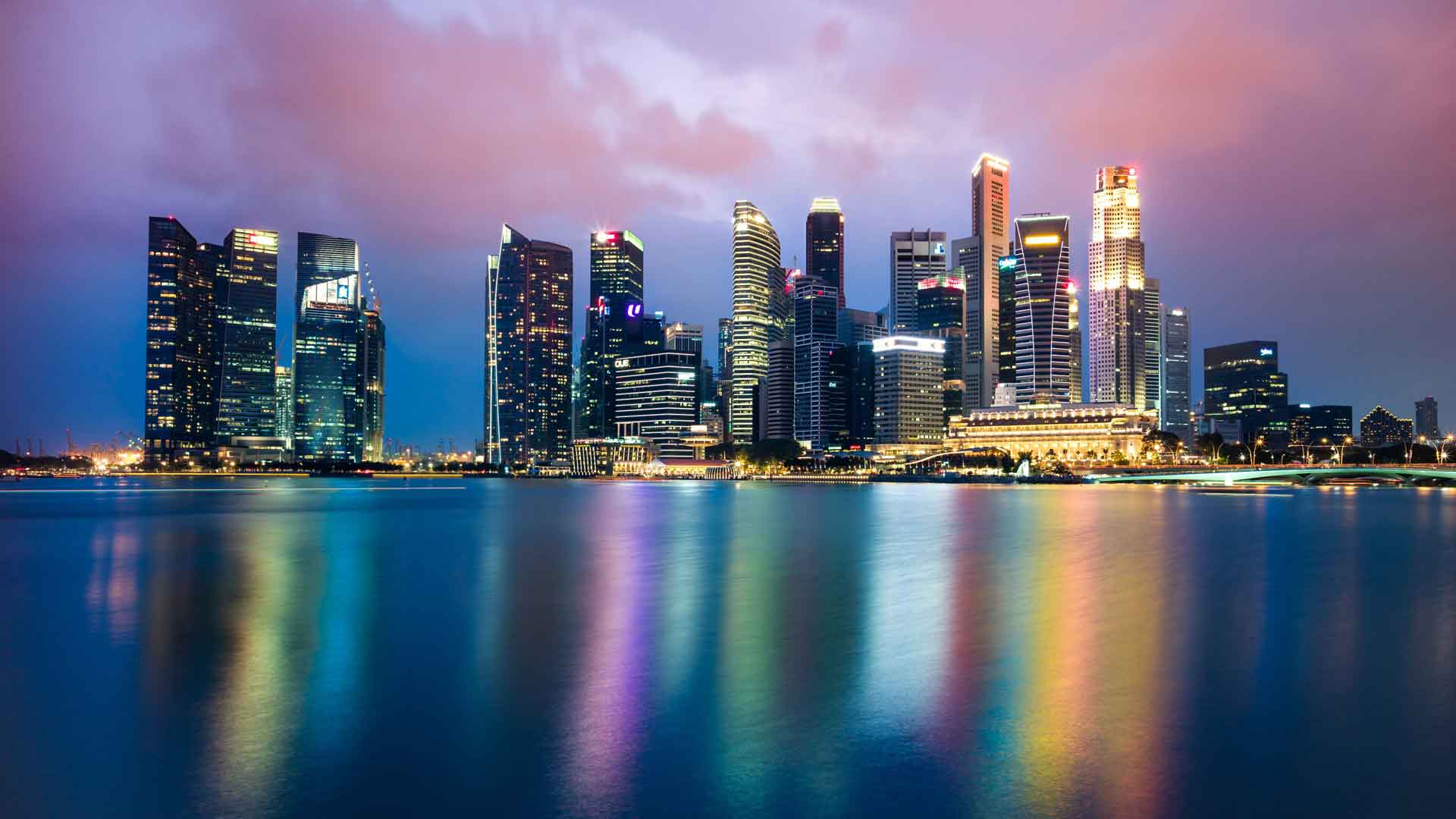 新加坡城市景观夜晚摩天大楼反射