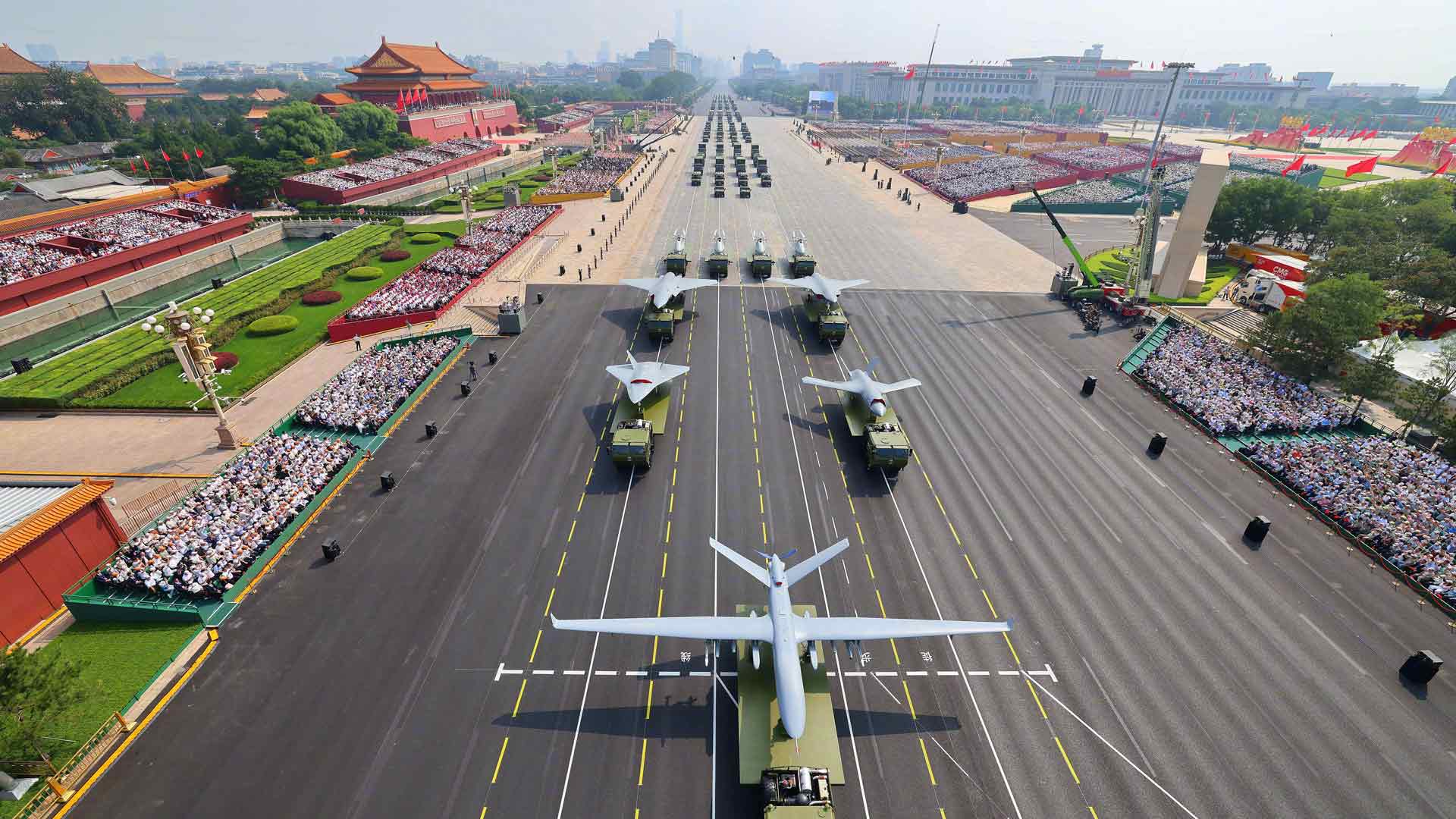 中国抗战胜利80周年阅兵式空中无人战斗机