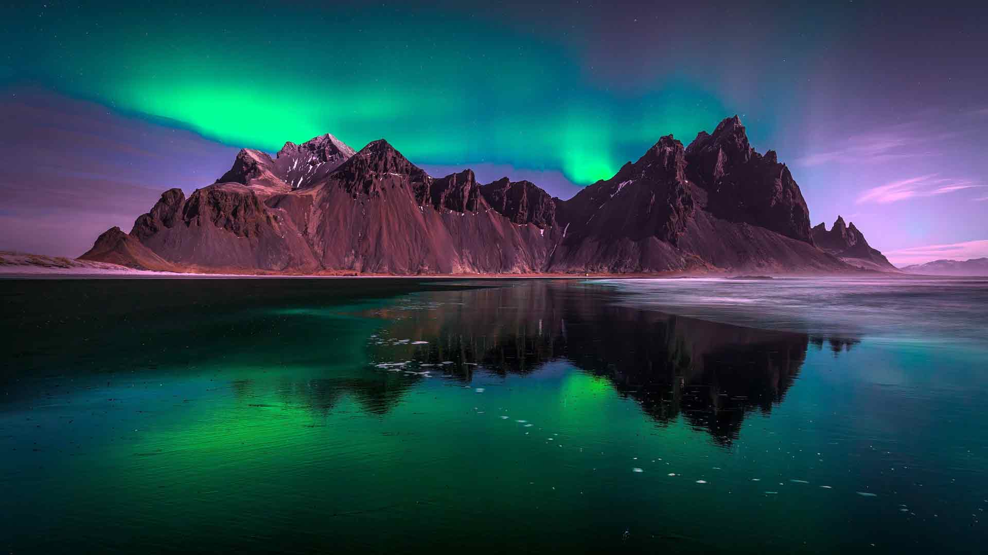 北极光黑沙滩倒影山脉