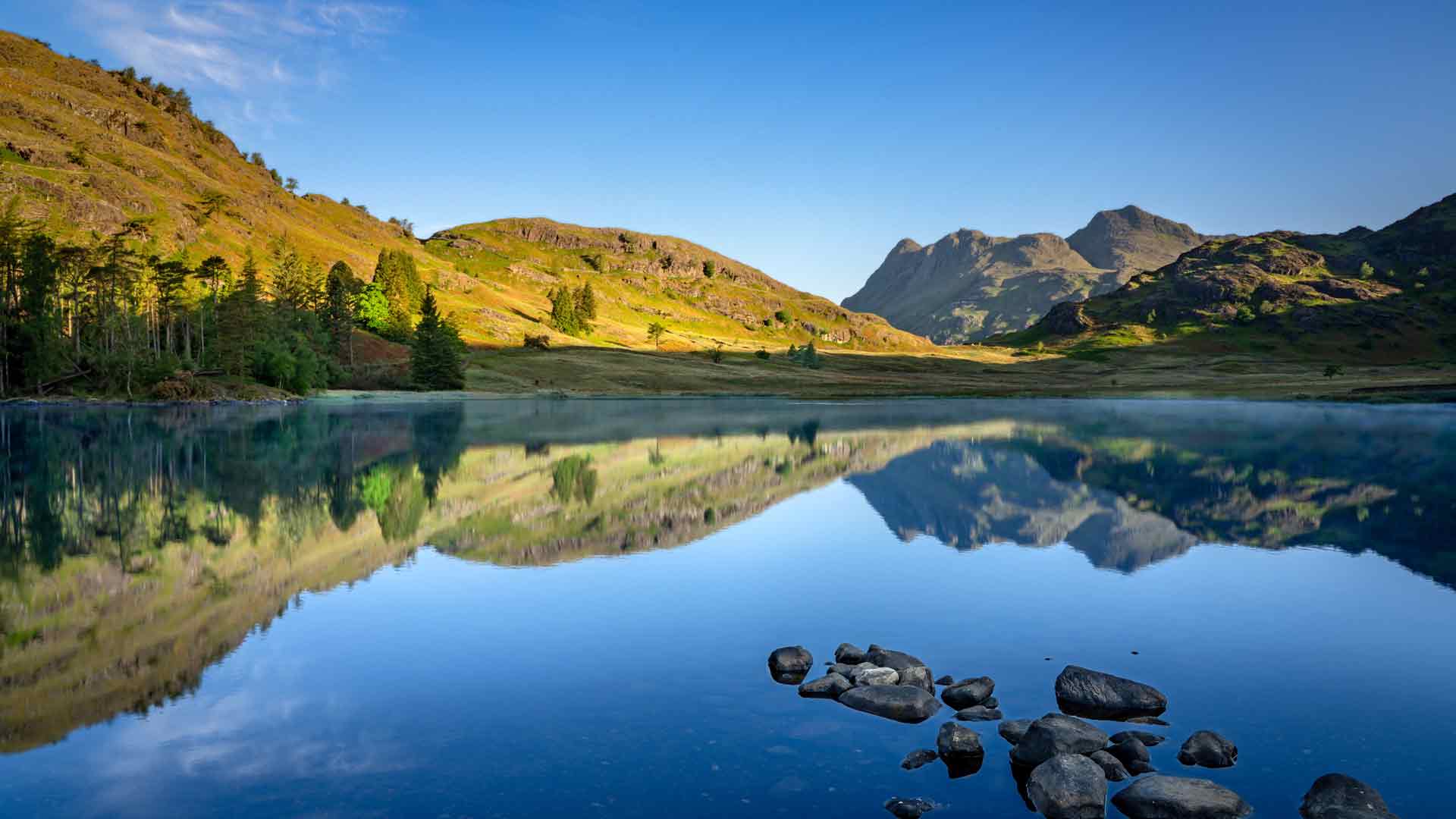 平静的湖泊石山布莱塔恩安布尔赛德英国