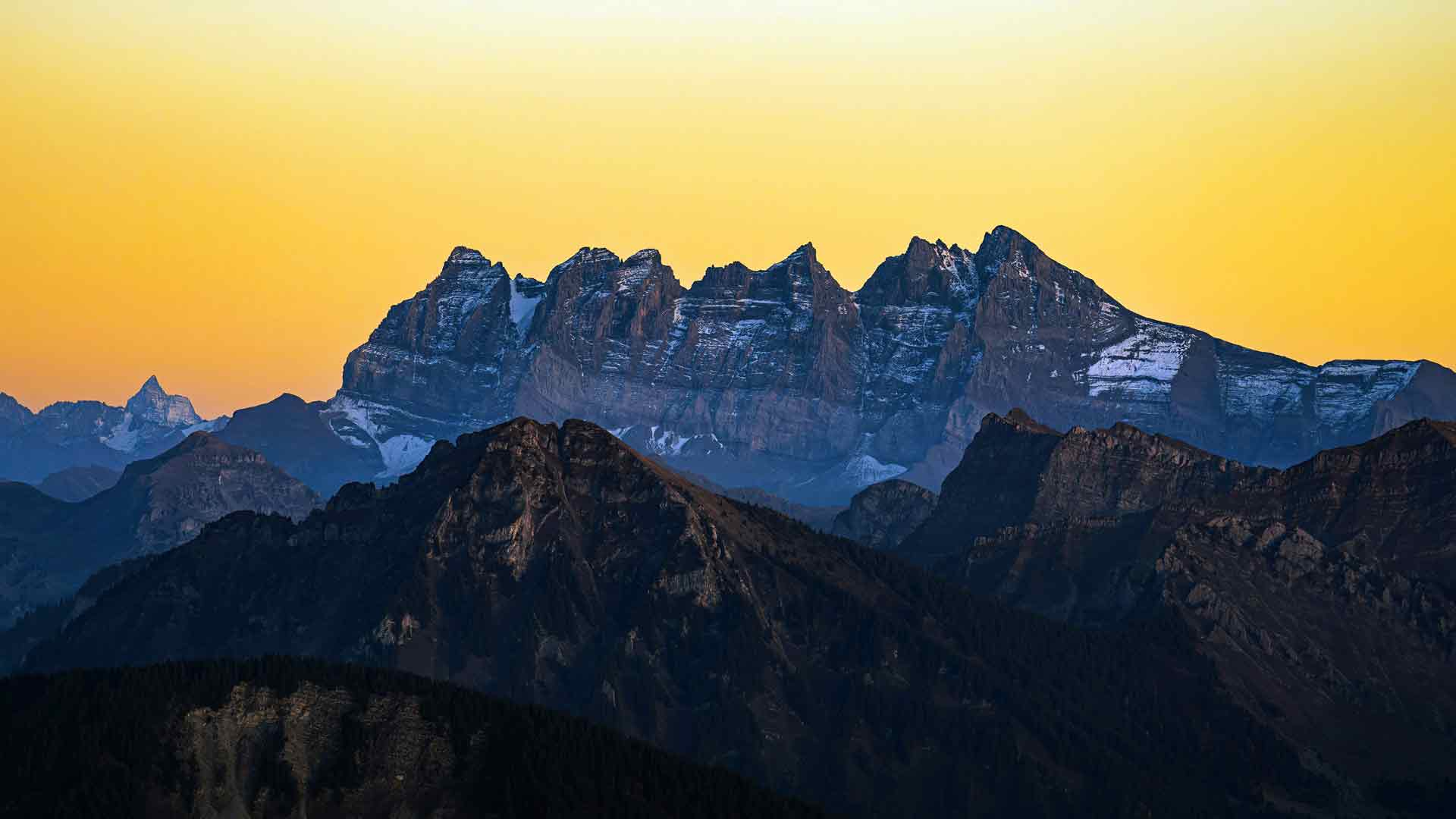 黎明雪峰伊丽莎山山谷日出日落