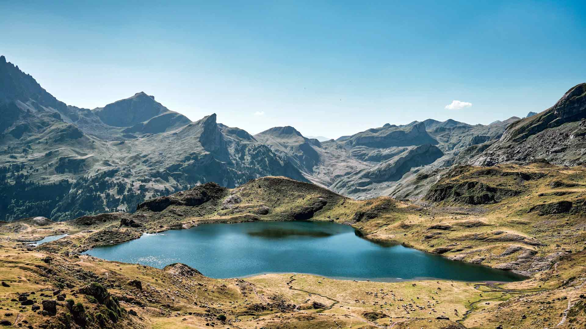 法国比利牛斯山脉山顶湖泊户外