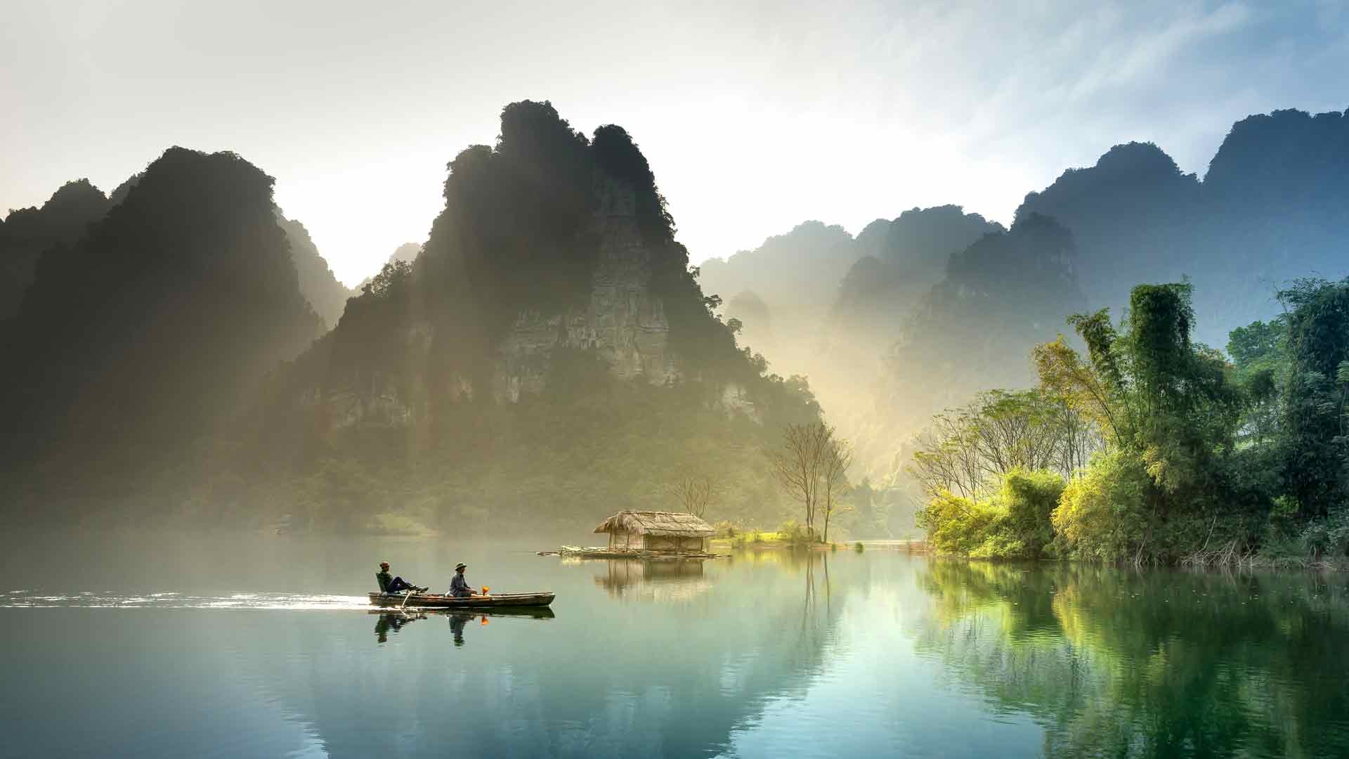 雾霭晨渔船喀斯特山脉景观