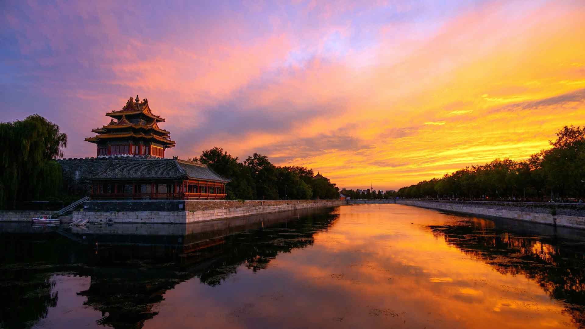 日落北京故宫城墙一角