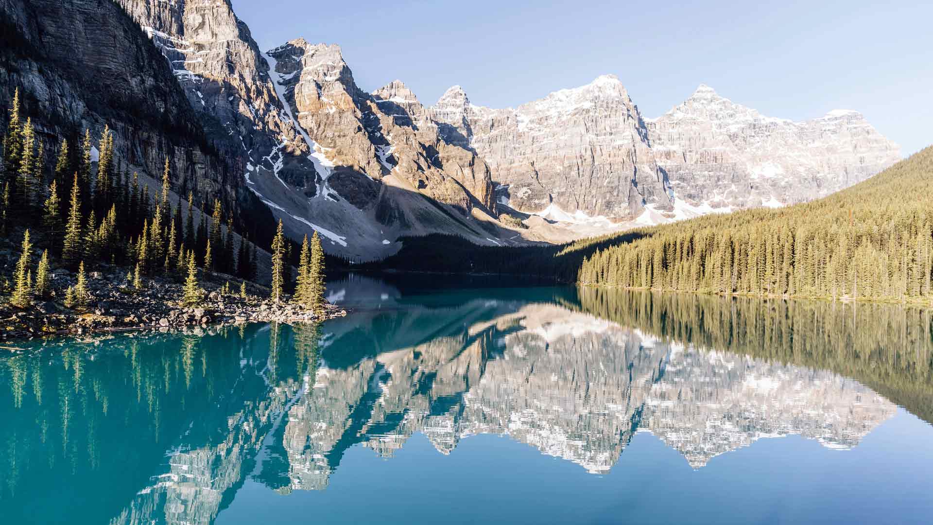 夏季班夫国家森林公园冰川湖