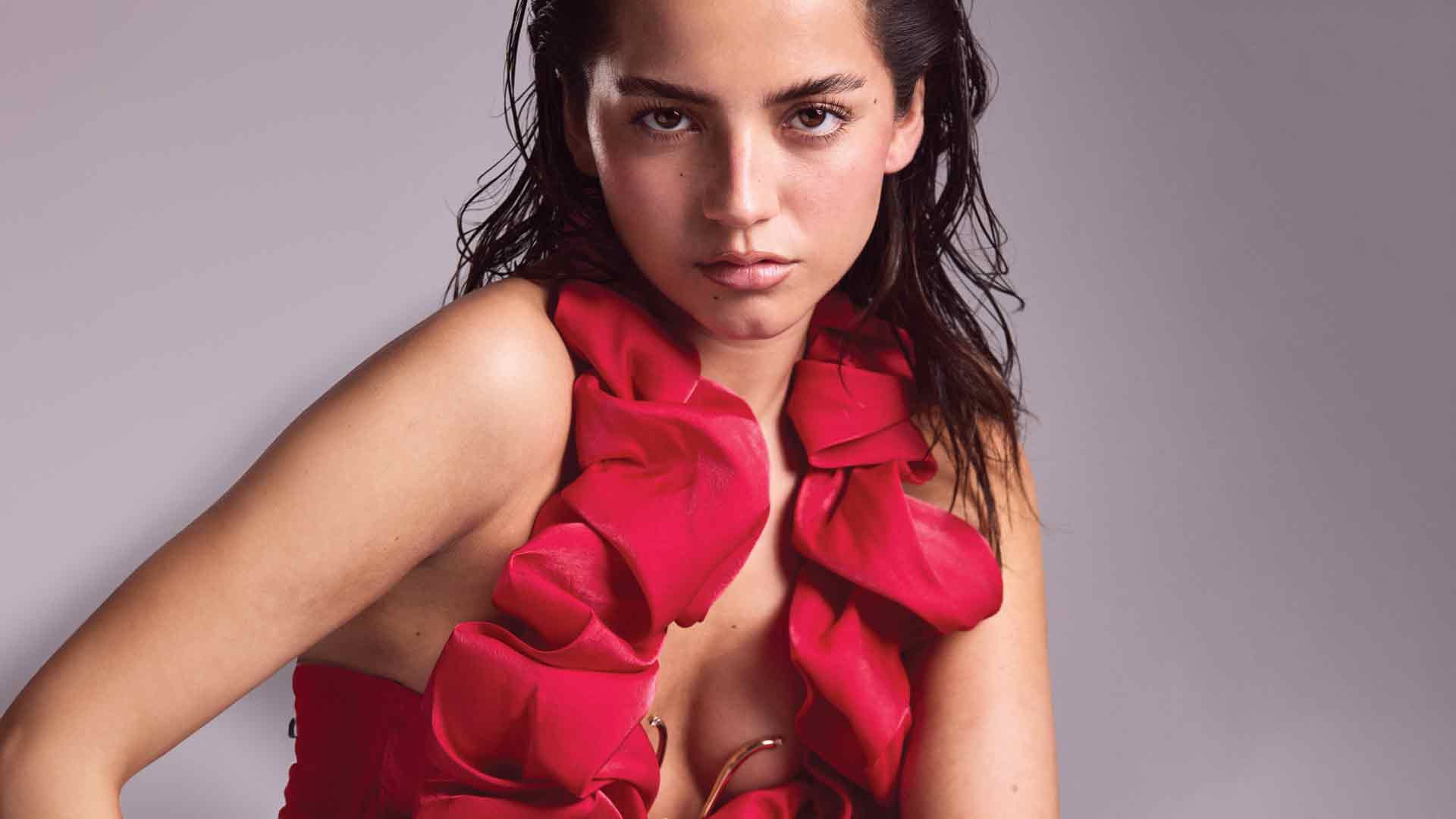 伊莎贝拉·莫塞德红裙桌面壁纸