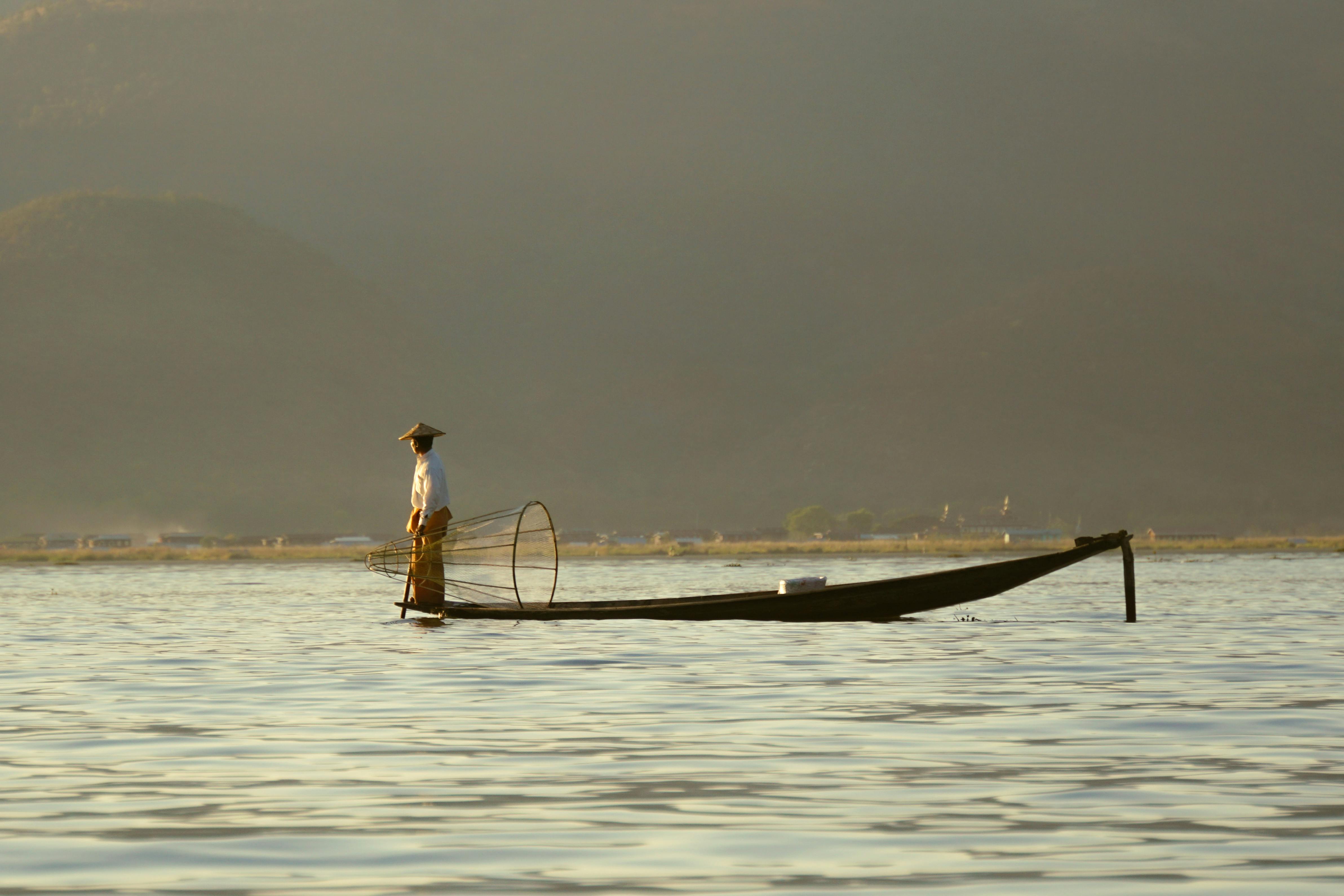 缅甸 渔船上的渔夫