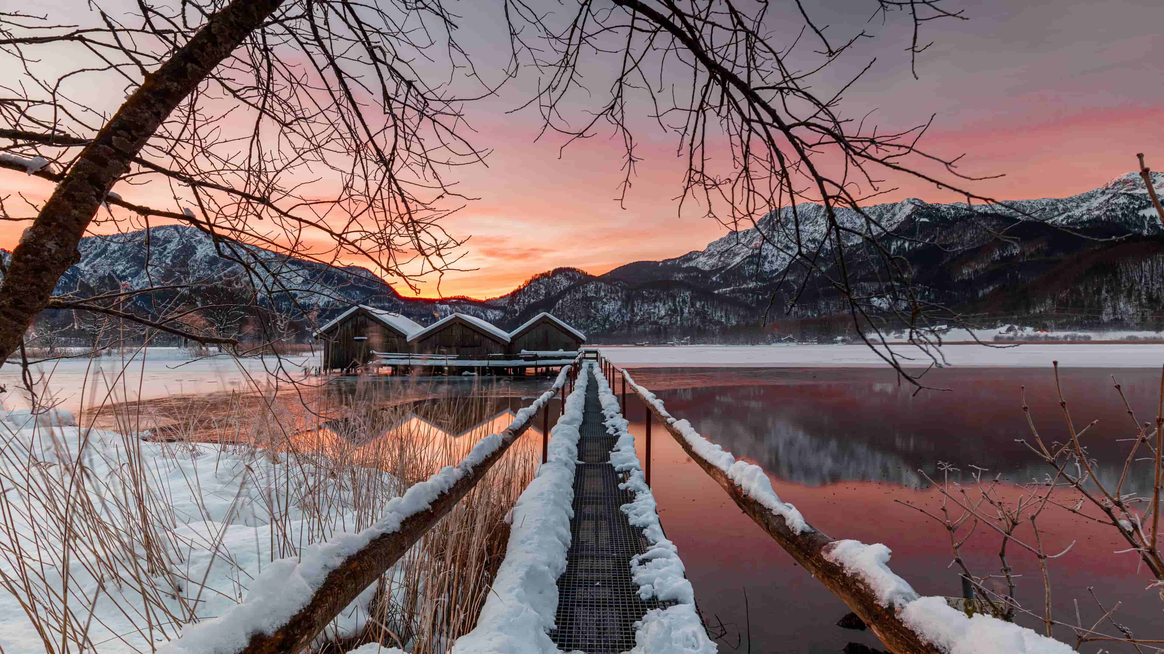 冰岛曼淇威山脉湖面小屋