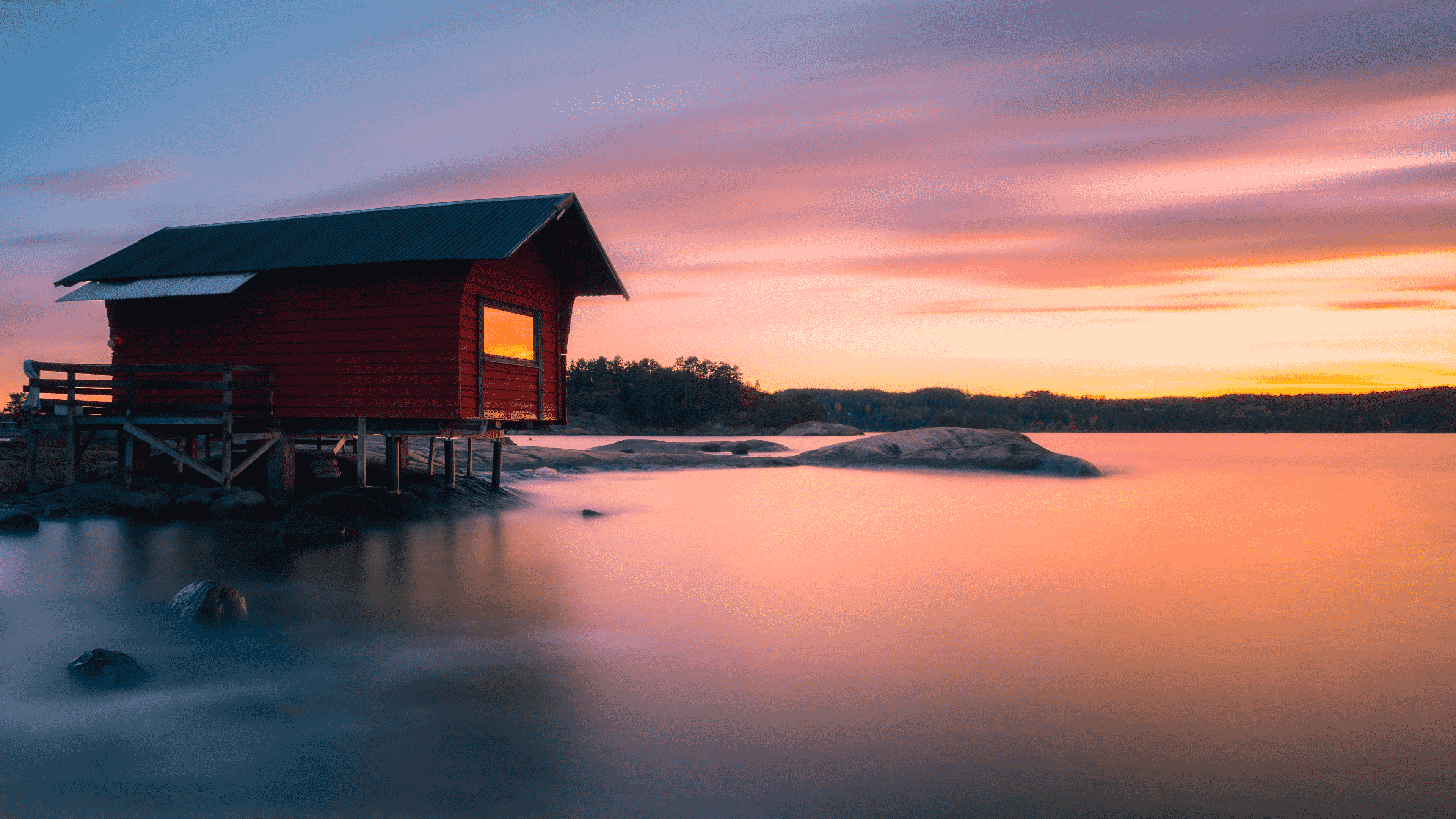 夕阳下湖中小屋