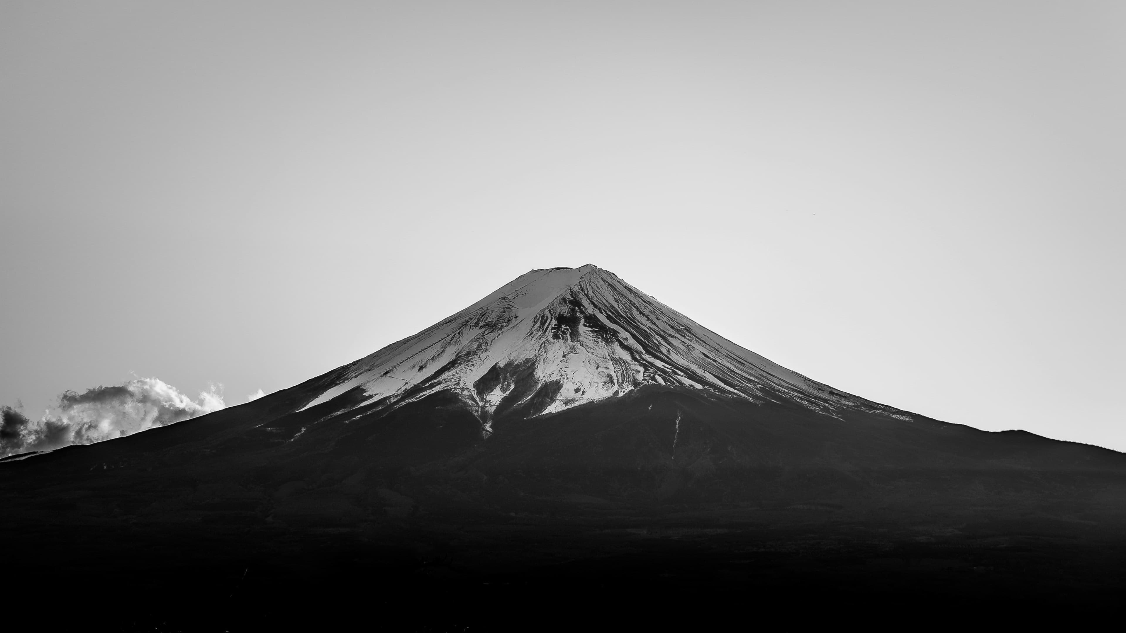 水墨风雪山极简壁纸
