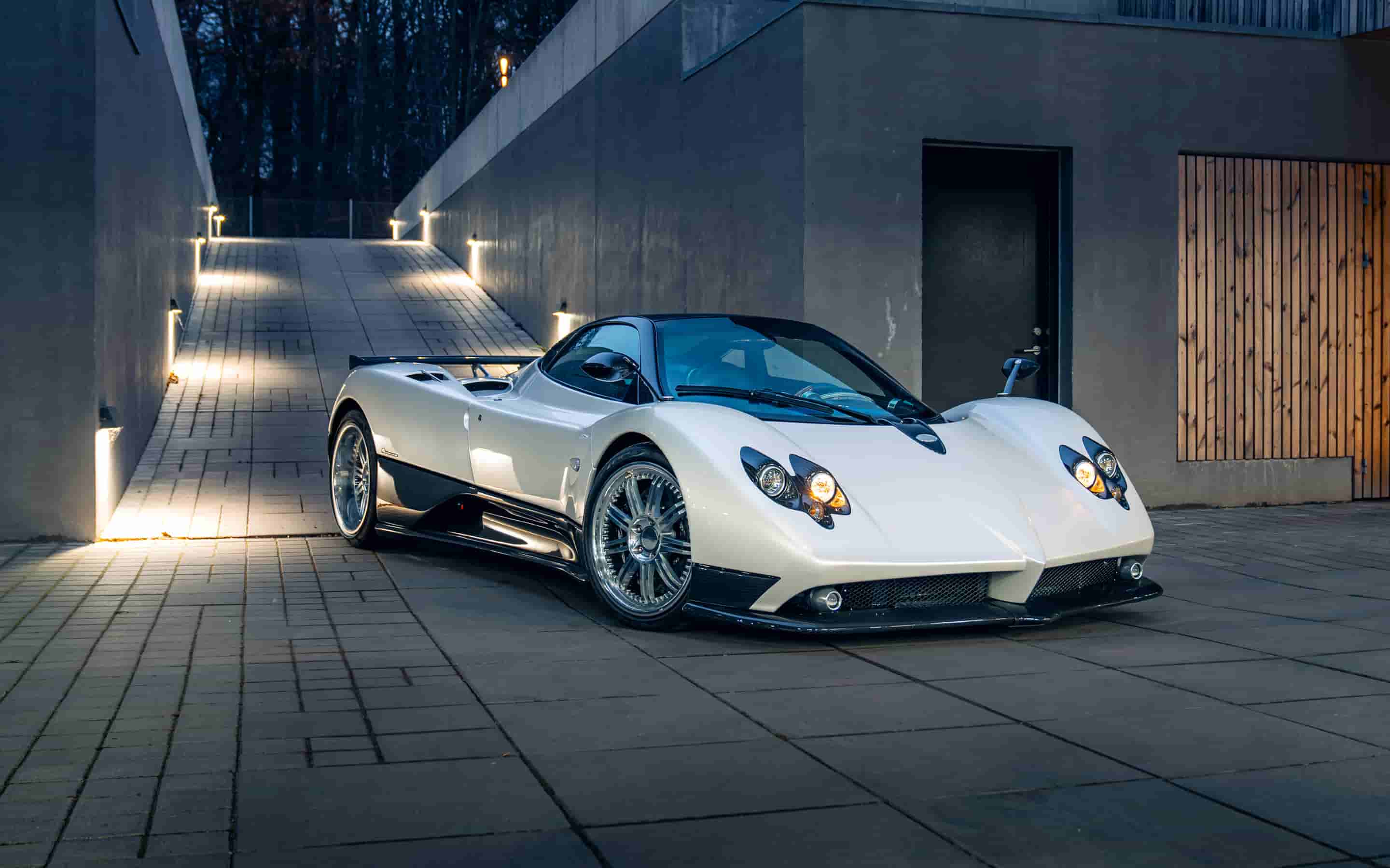 帕加尼Zonda F白色跑车