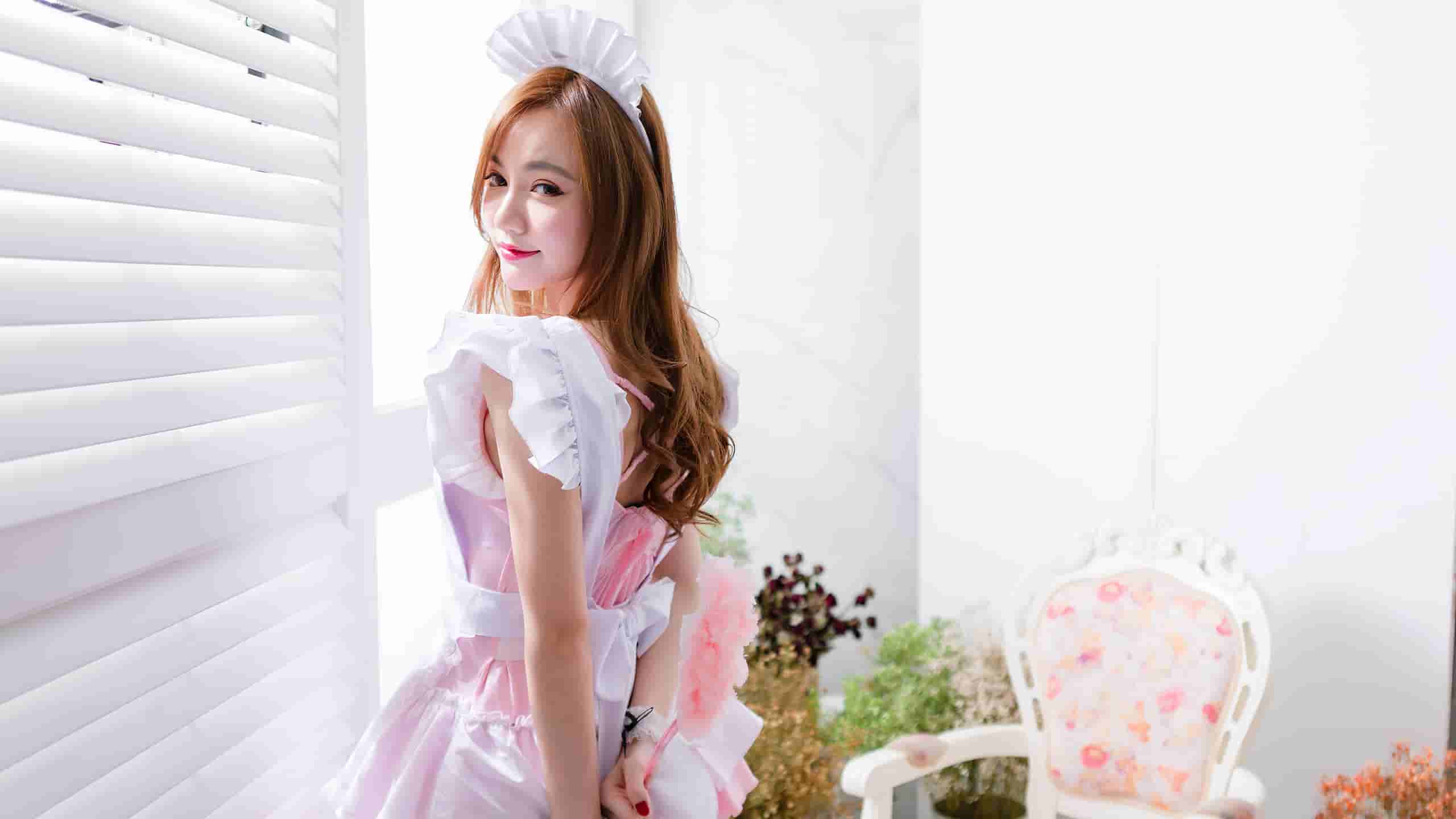 粉色女仆装美女图片壁纸