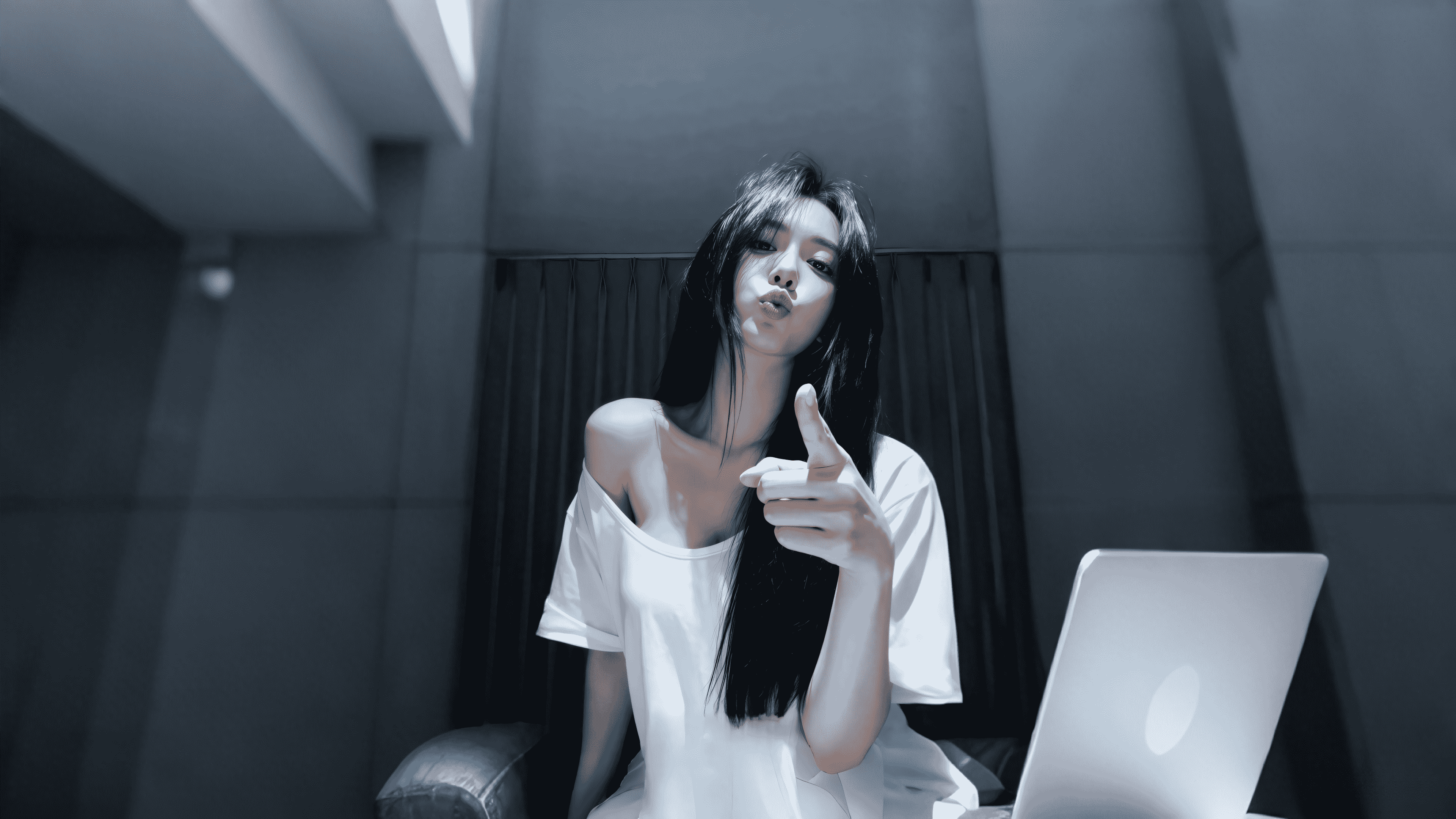 室内黑发女性白色上衣笔记本电脑壁纸