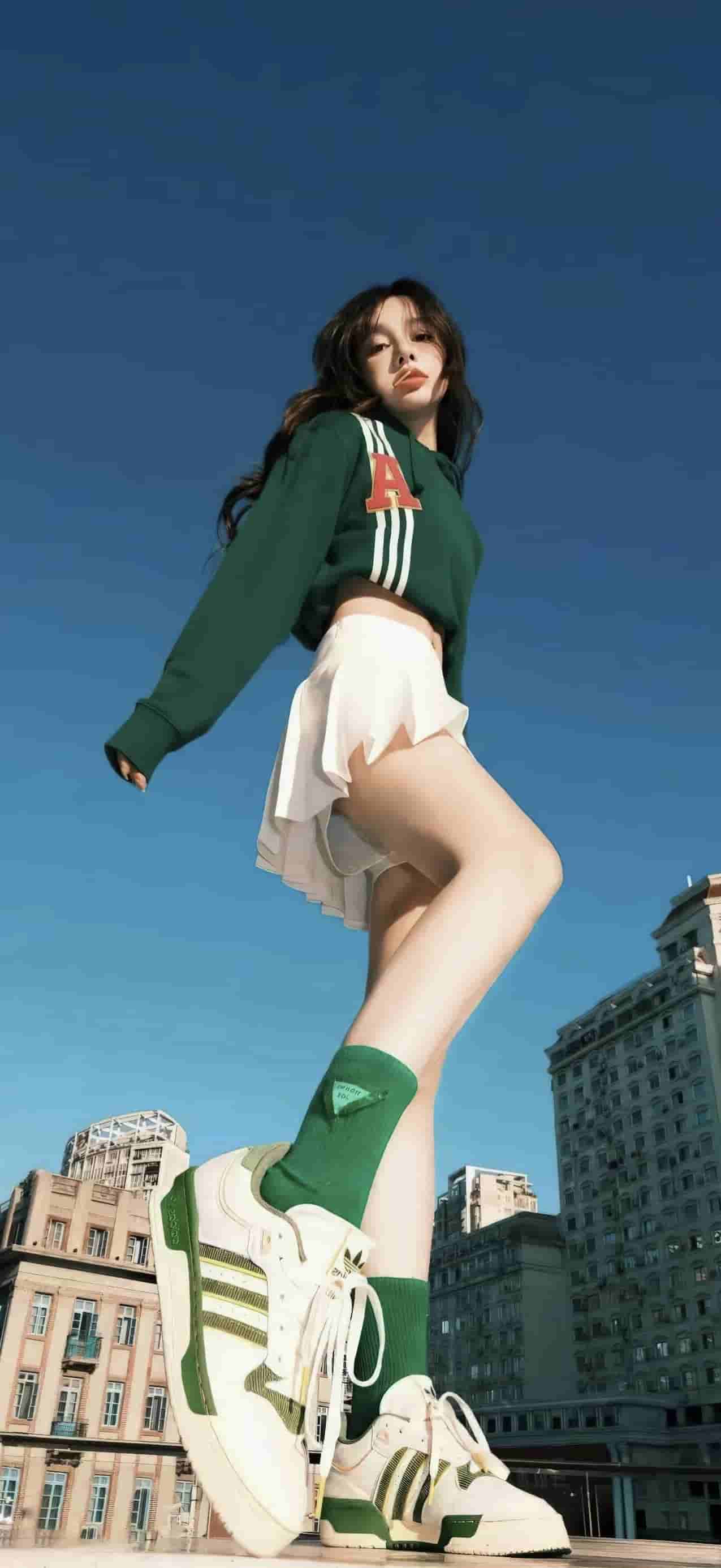 绿色连帽衫白裙阿迪达斯运动鞋城市街拍低角度写真手机壁纸