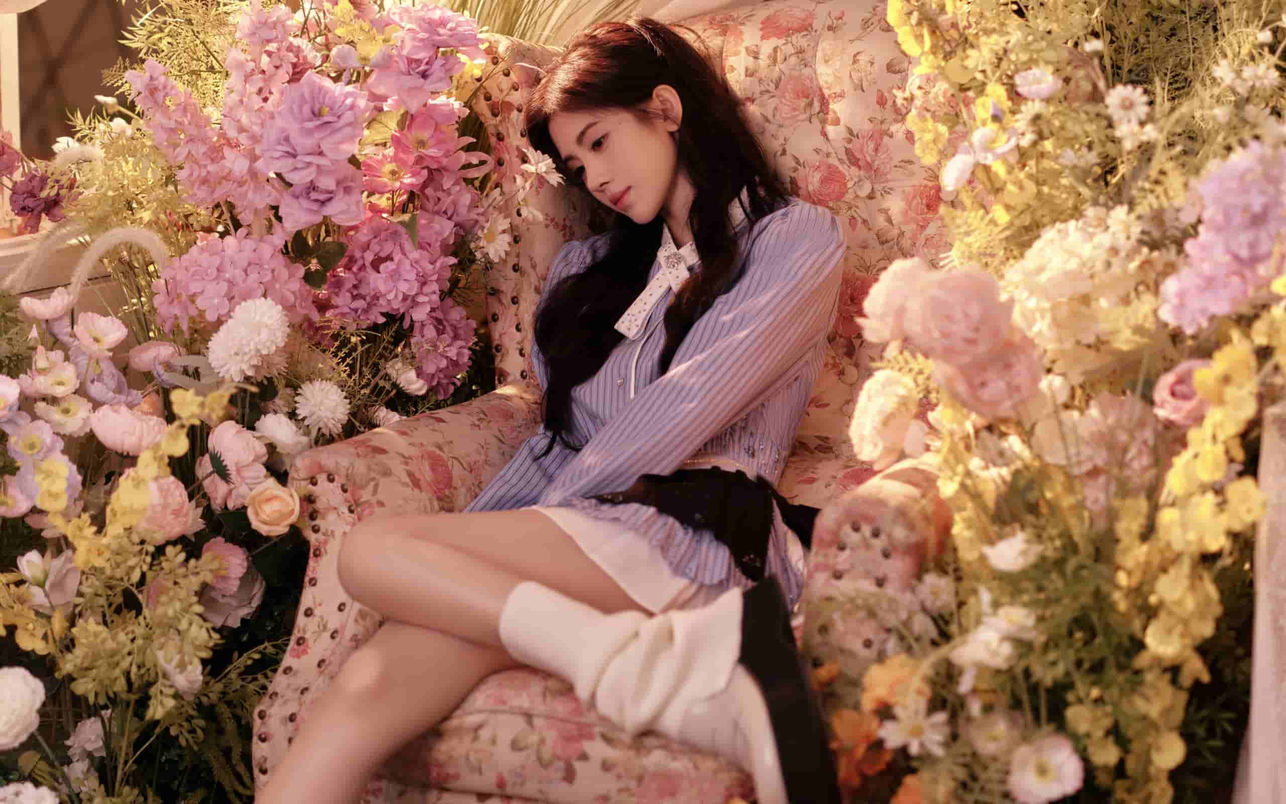 温馨居家鲜花美女鞠婧祎