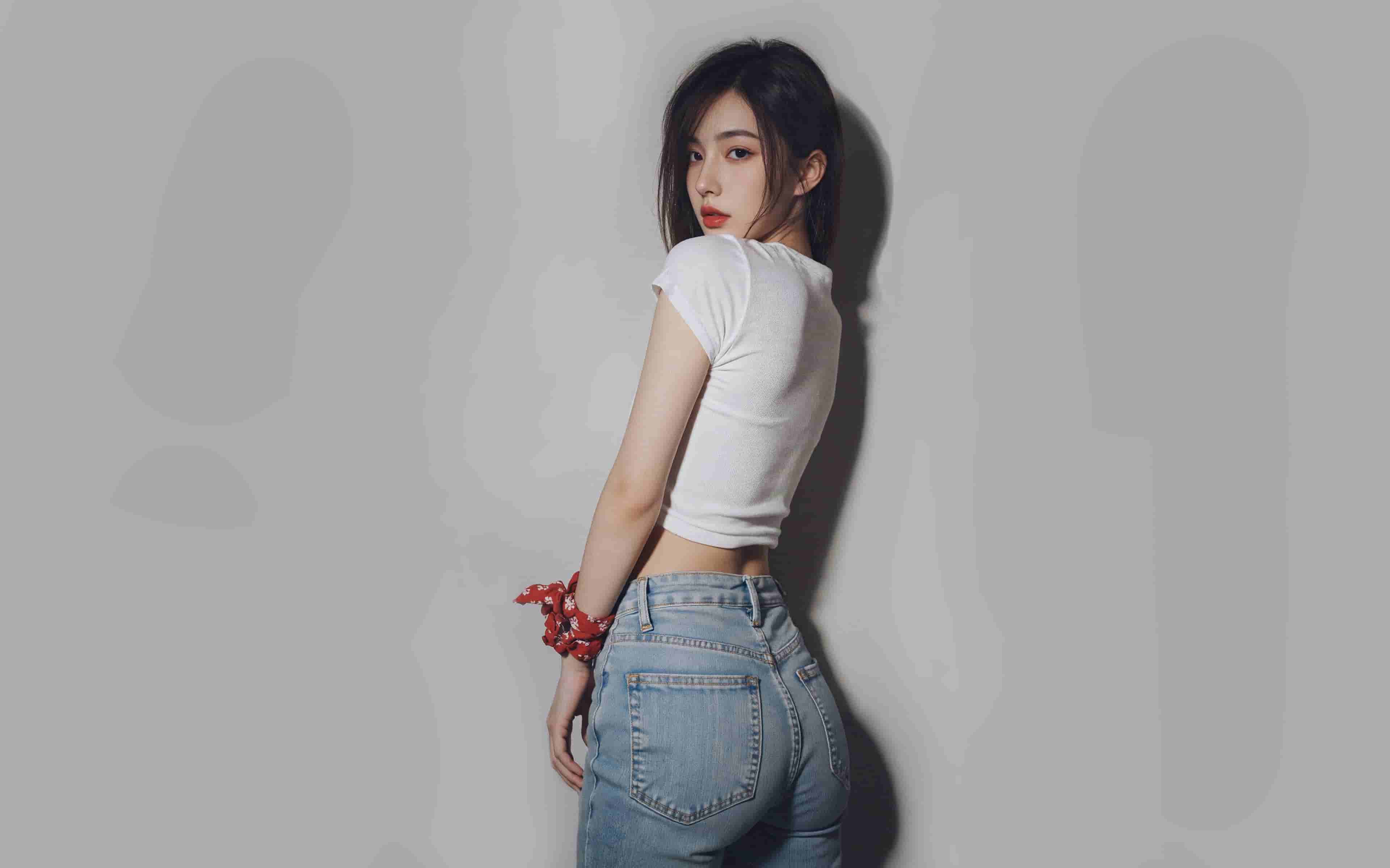 漂亮美女回头 白色衣服 牛仔裤 4K壁纸