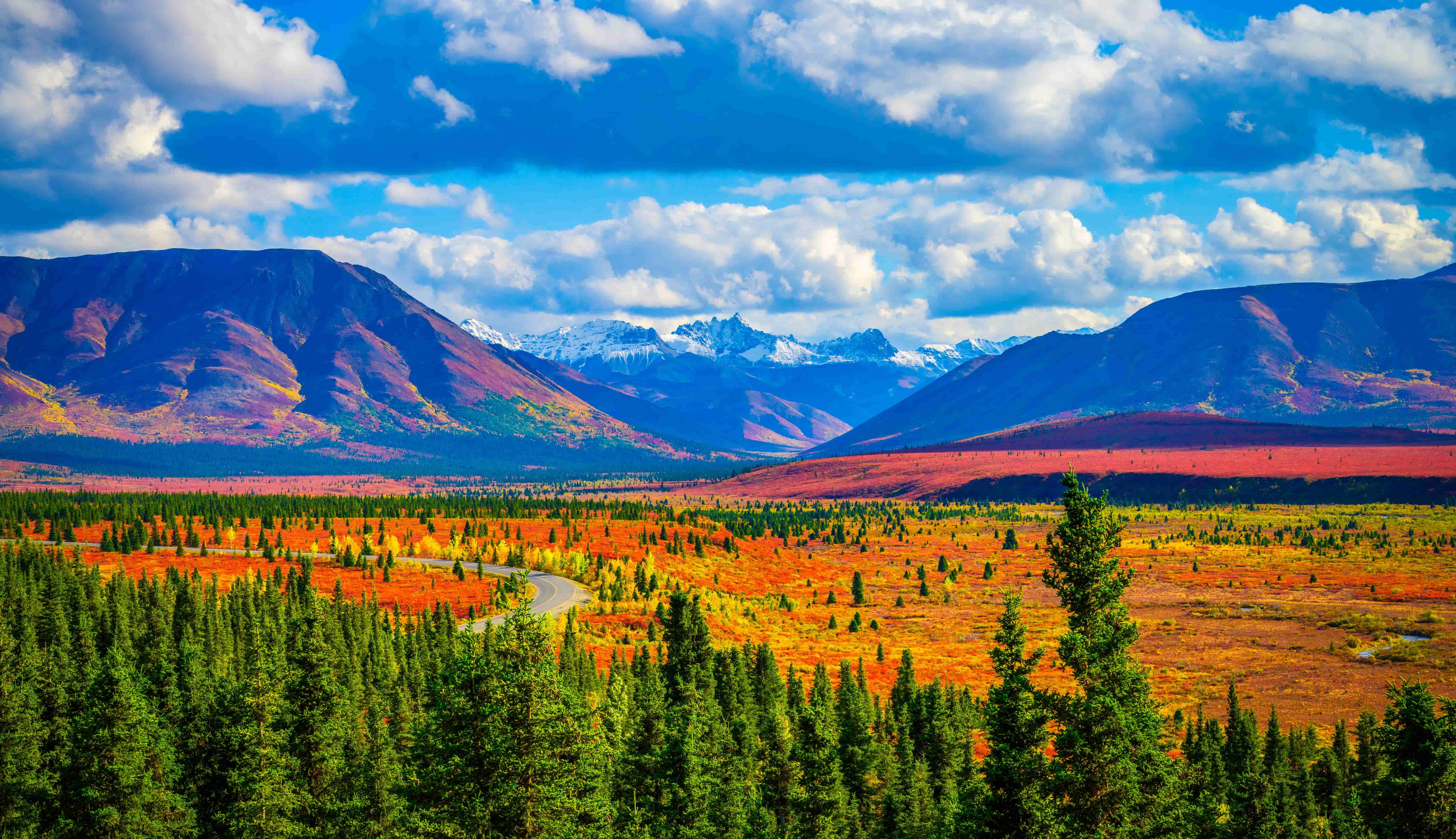 五彩斑斓山谷与山脉风景摄影图