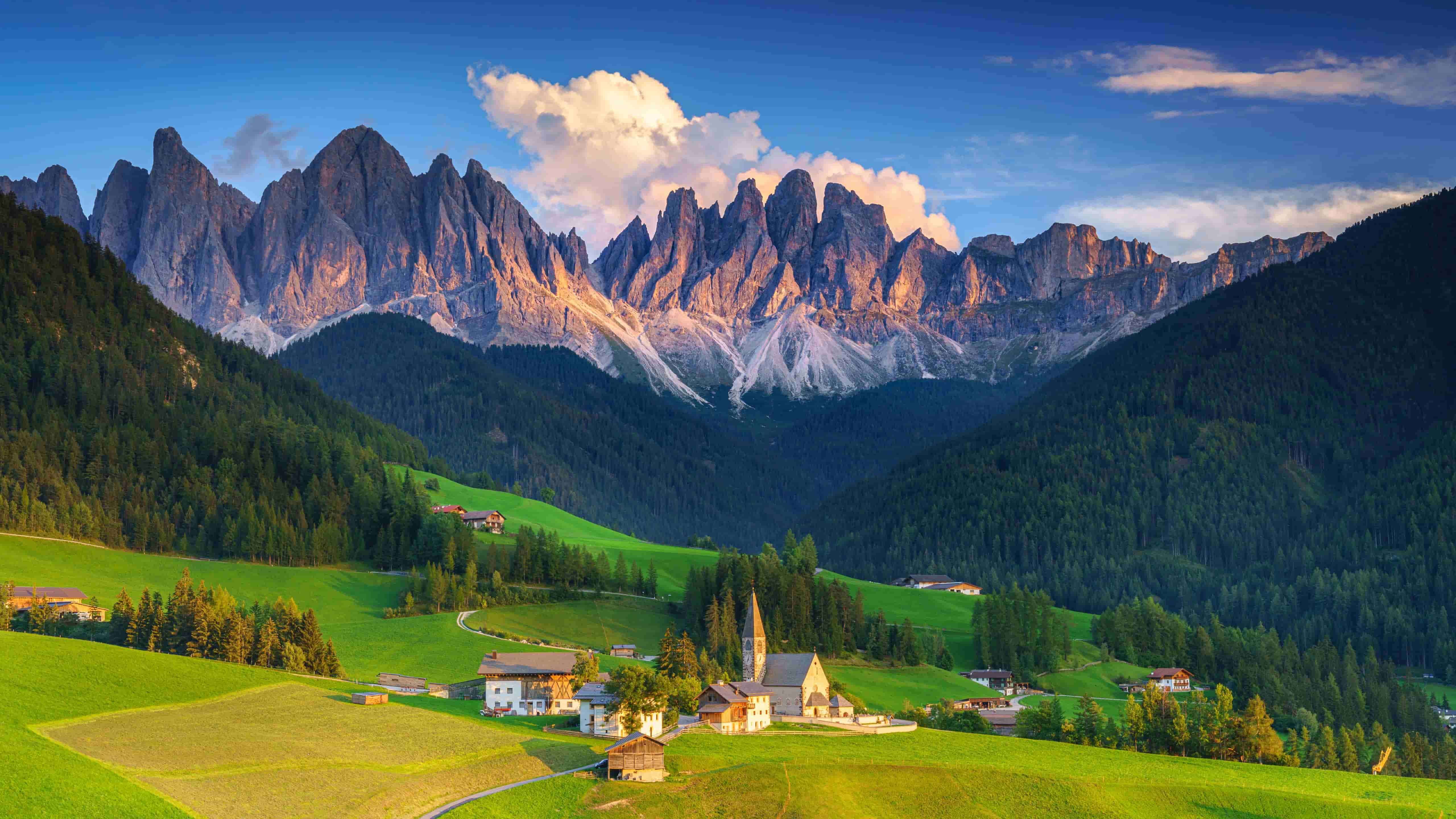 意大利多洛米蒂山脉田园小镇风景壁纸