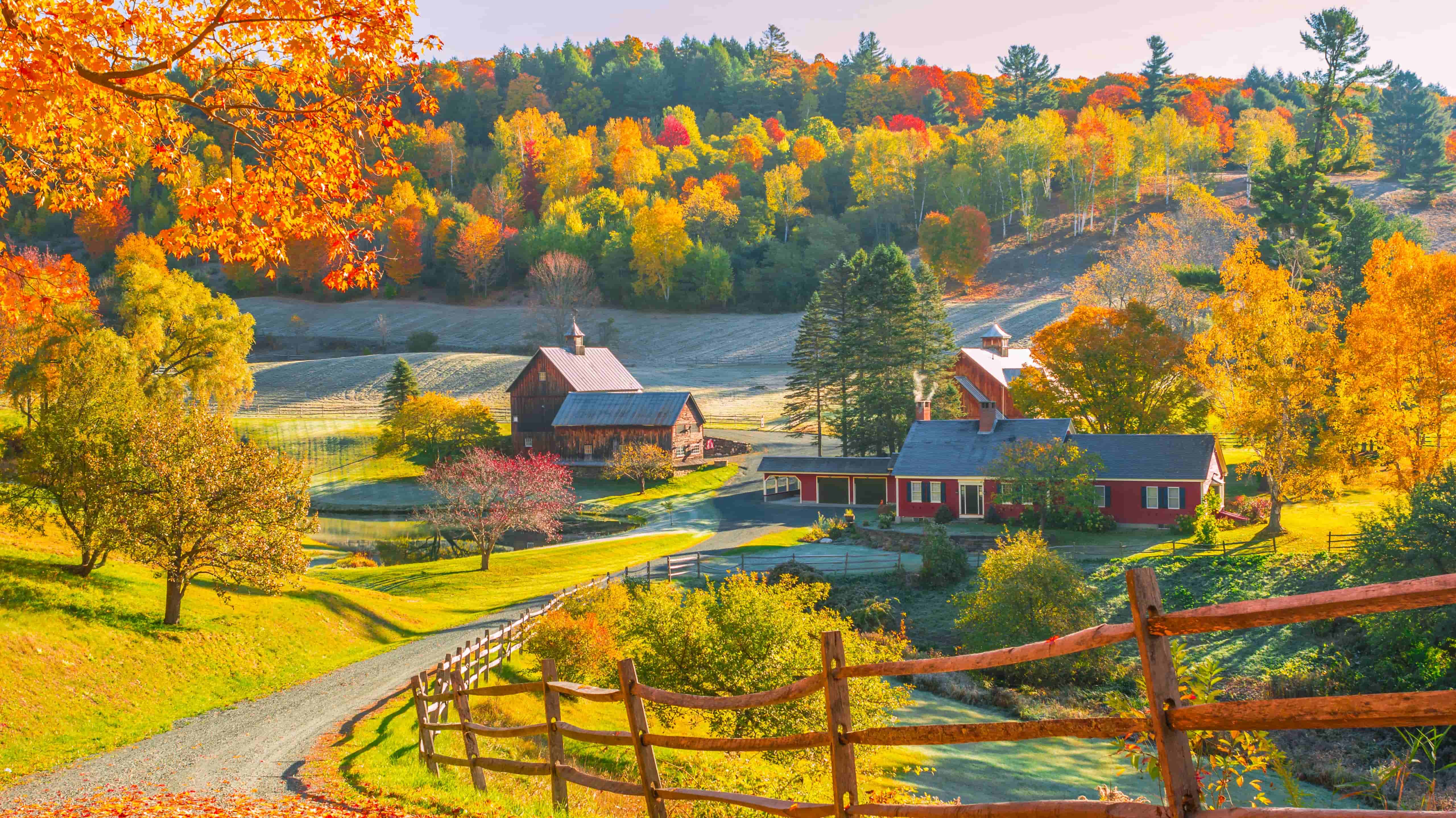 秋日田园风光红色农舍彩色树林小路木栅栏乡村景色风景电脑壁纸