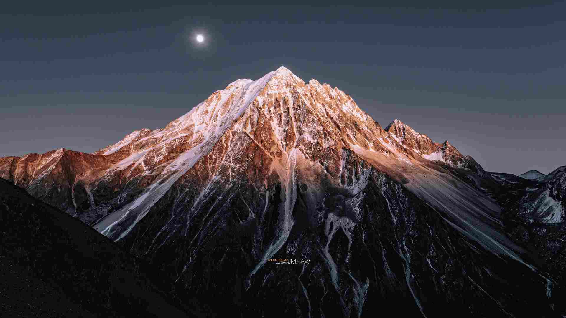 日照金山雪山月夜辉映壮丽风景电脑壁纸