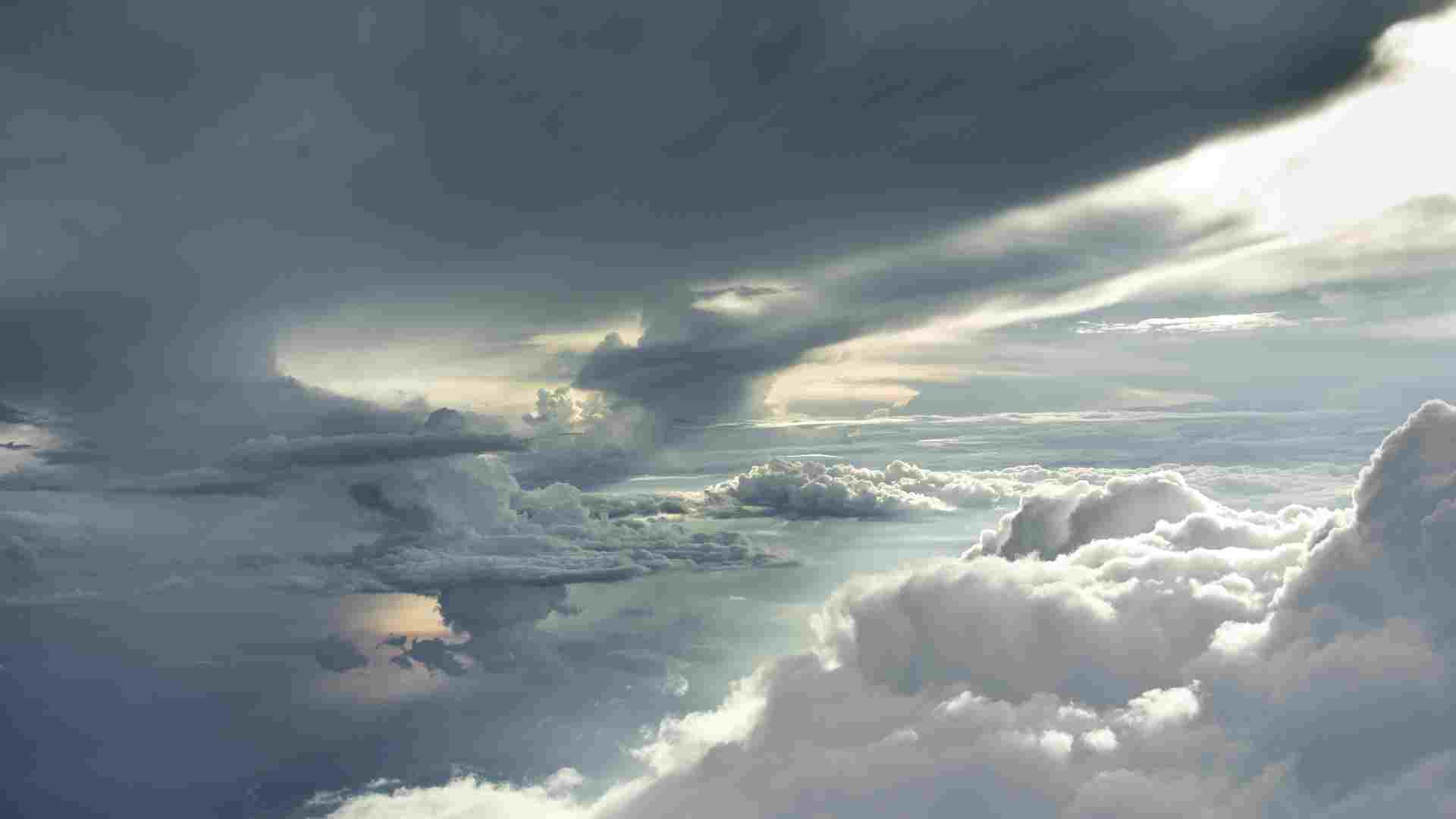 高空风暴云层阳光穿透壮丽云海风景电脑壁纸