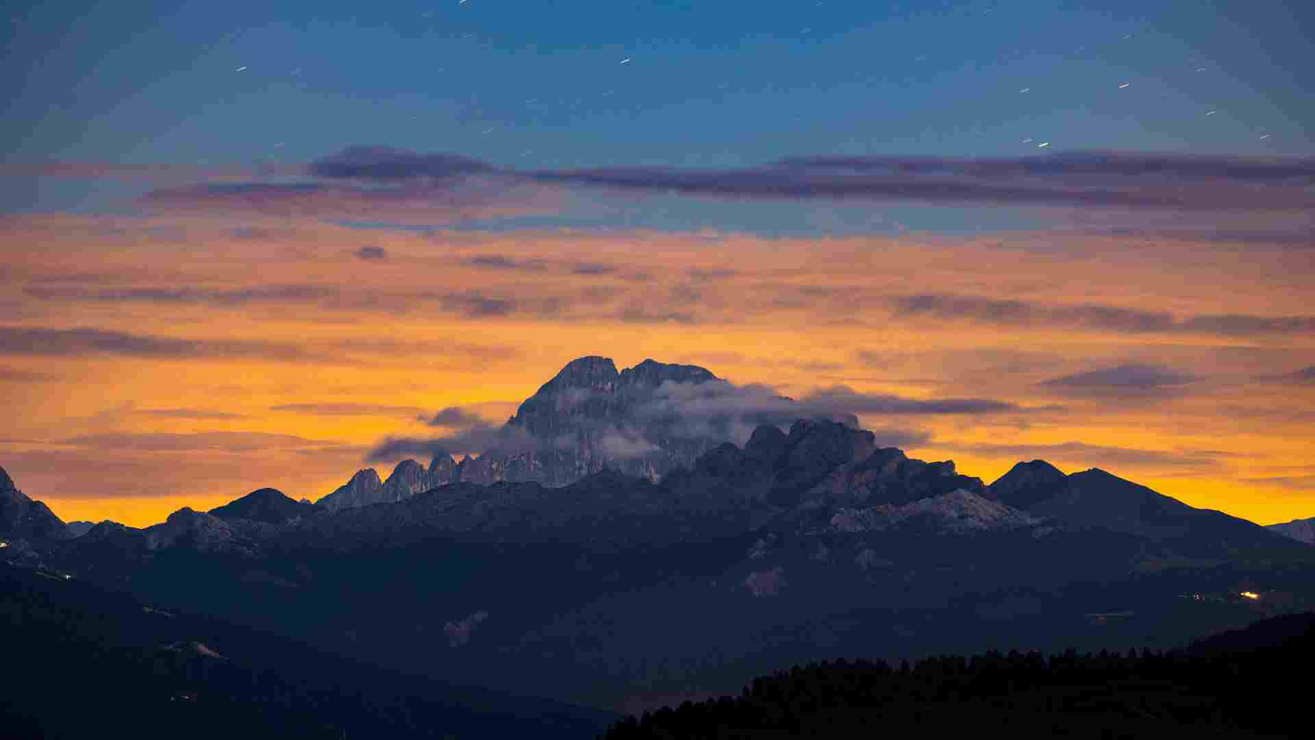 阿尔卑斯山脉日落晚霞层云环绕山峰风景电脑壁纸